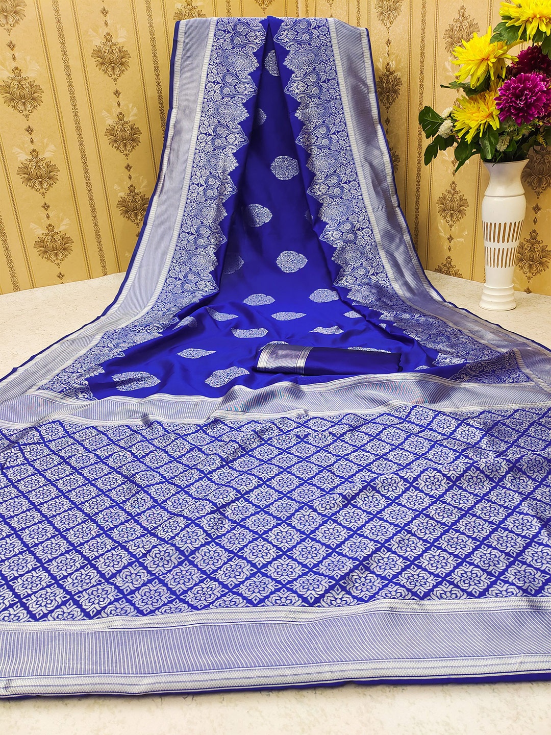 

AADVIKA Ethnic Motifs Zari Silk Blend Kanjeevaram Saree, Blue