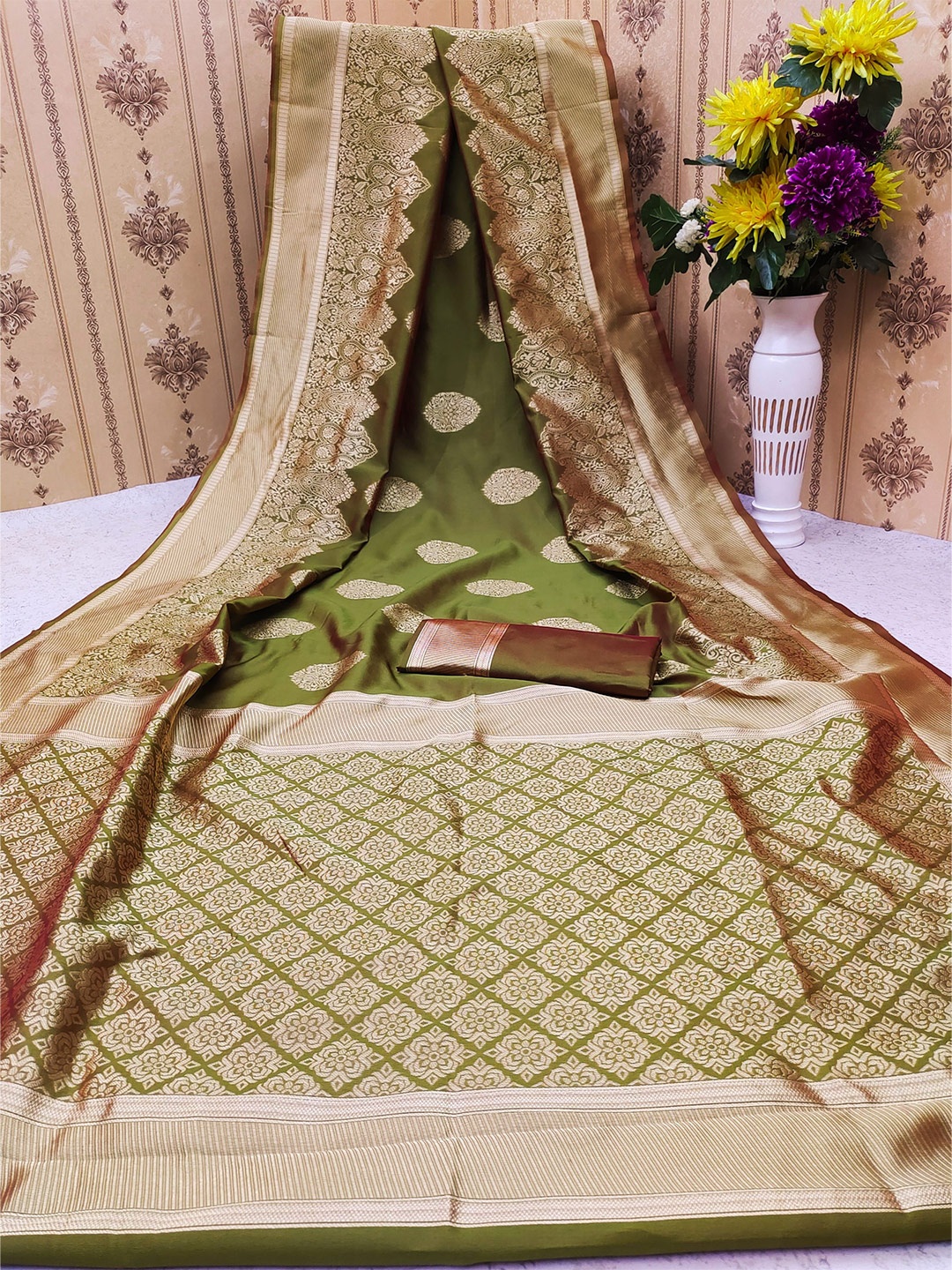 

AADVIKA Woven Design Zari Silk Blend Kanjeevaram Saree, Green