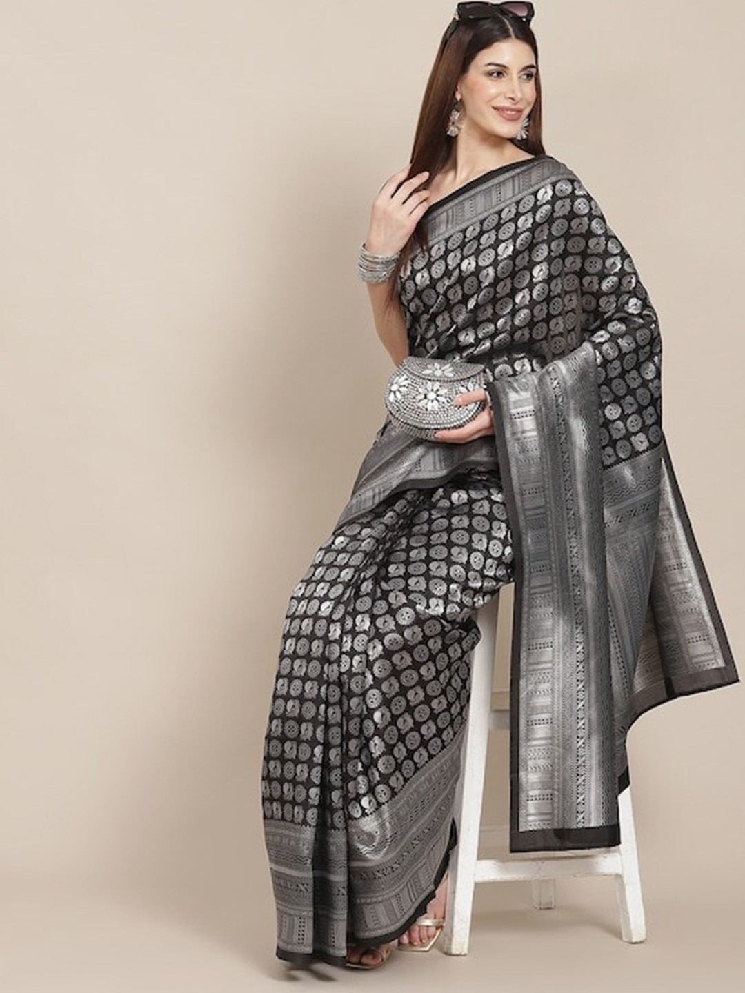 

AADVIKA Ethnic Motifs Zari Silk Blend Kanjeevaram Saree, Black