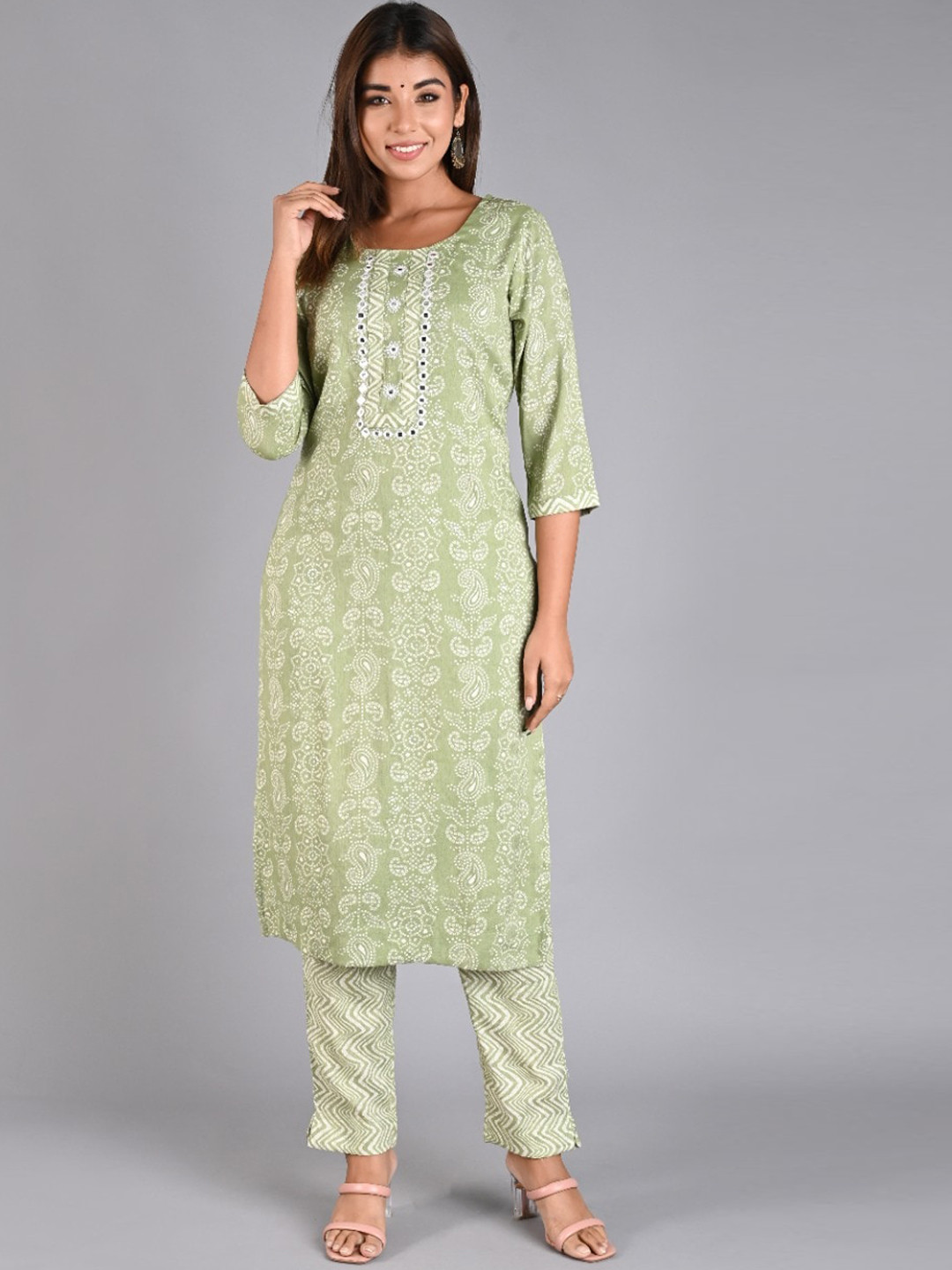 

Do Dhaage Bandhani Printed Mirror Work Kurta with Trousers, Green