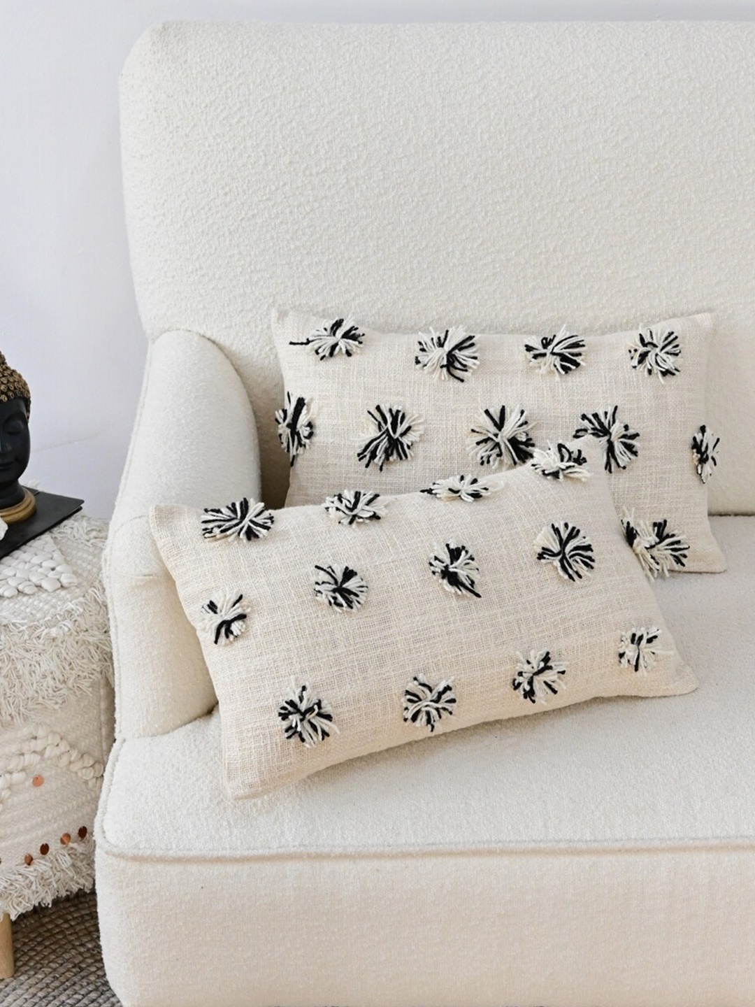 

Art Avenue White & Black Set of 2 Floral Rectangle Cushion Covers