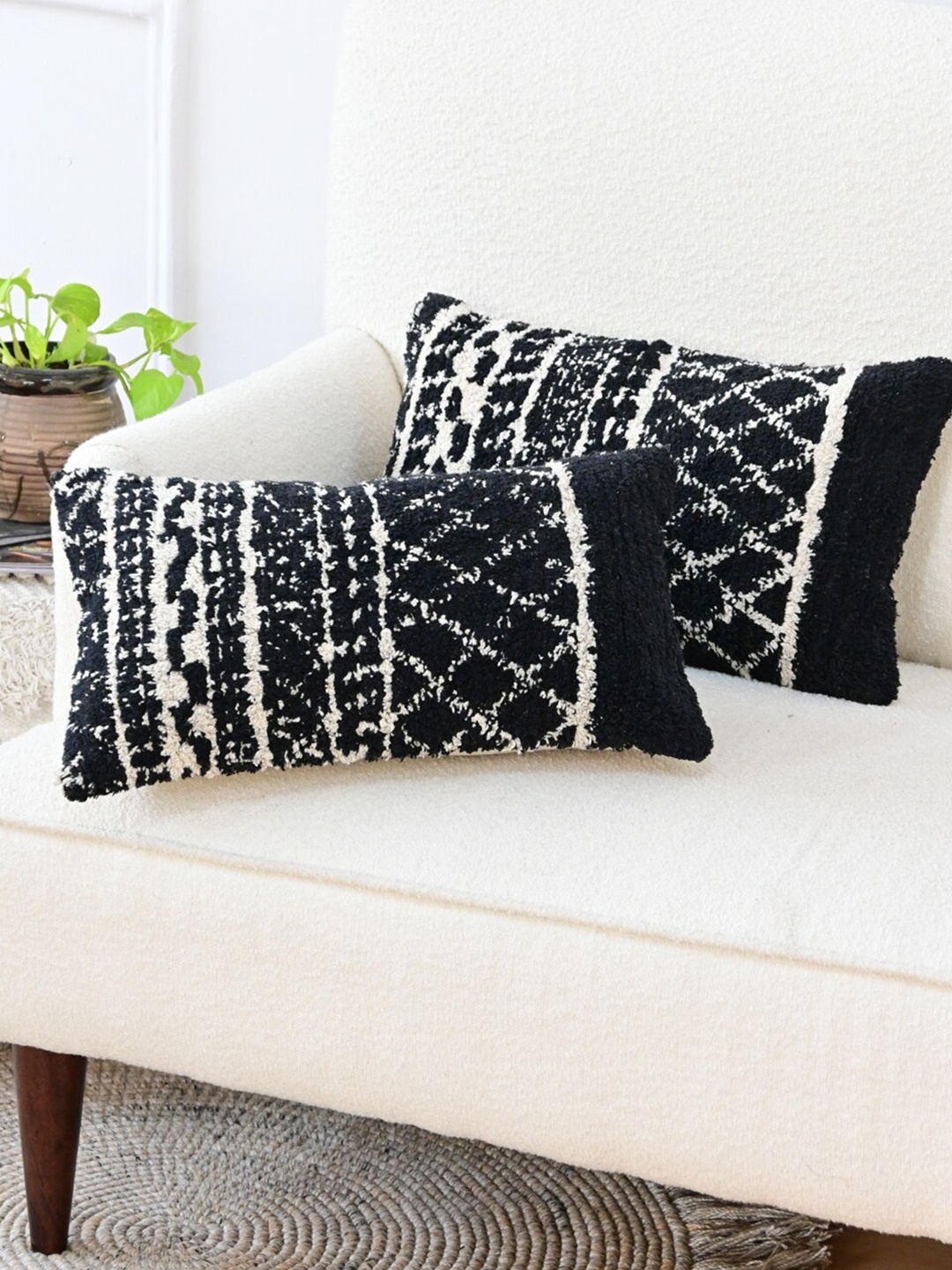

Art Avenue Black & White Rectangle Cushion Covers
