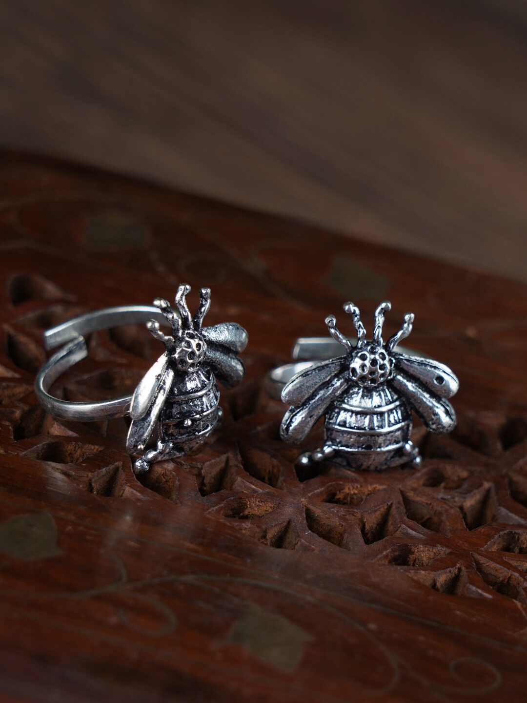 

FIROZA Set Of 2 Oxidised Sliver-Toned Beatle Design Design Toe Rings, Silver