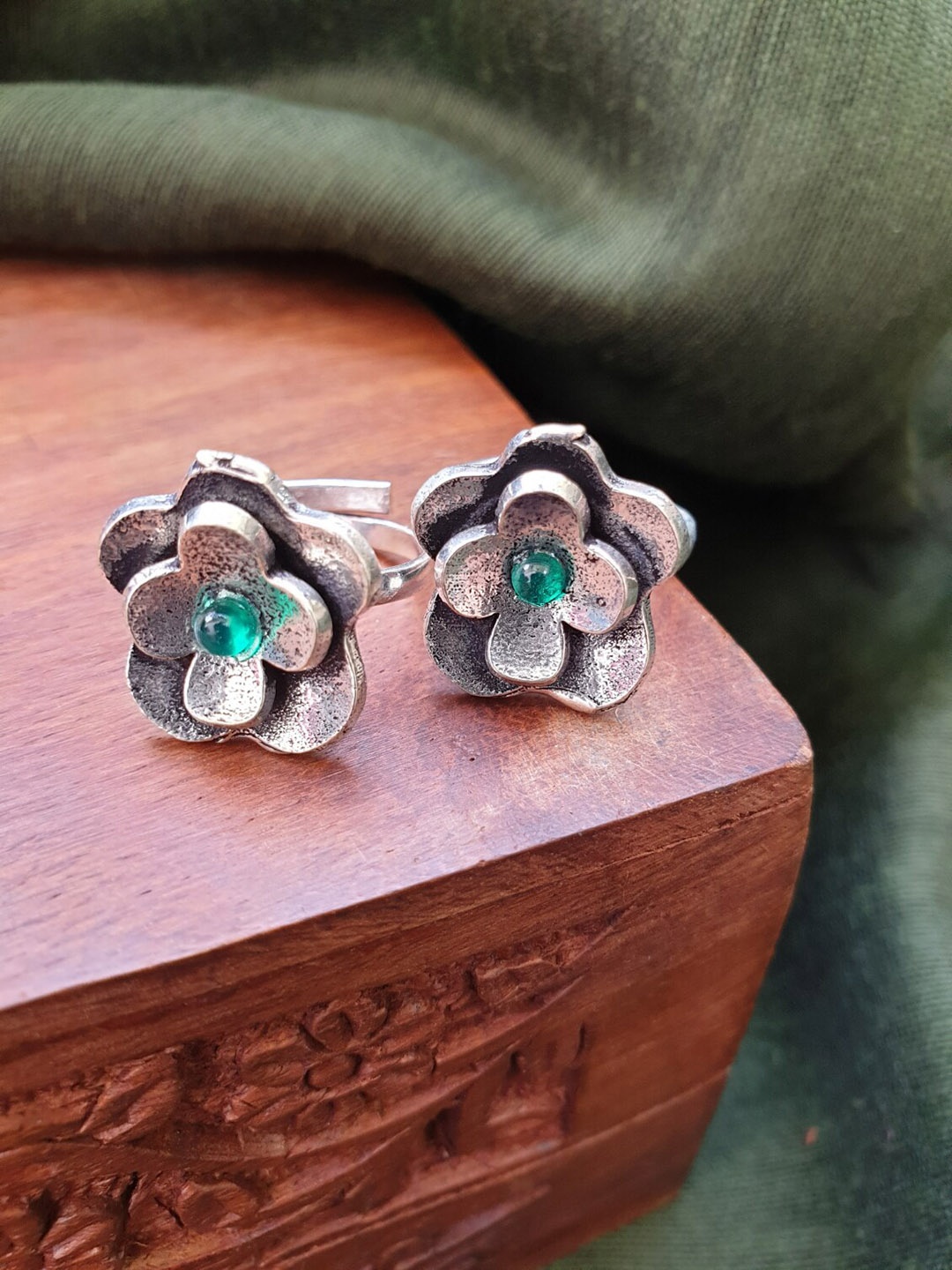 

FIROZA Set Of 2 Oxidised Double Floral Shaped Toe Rings, Silver