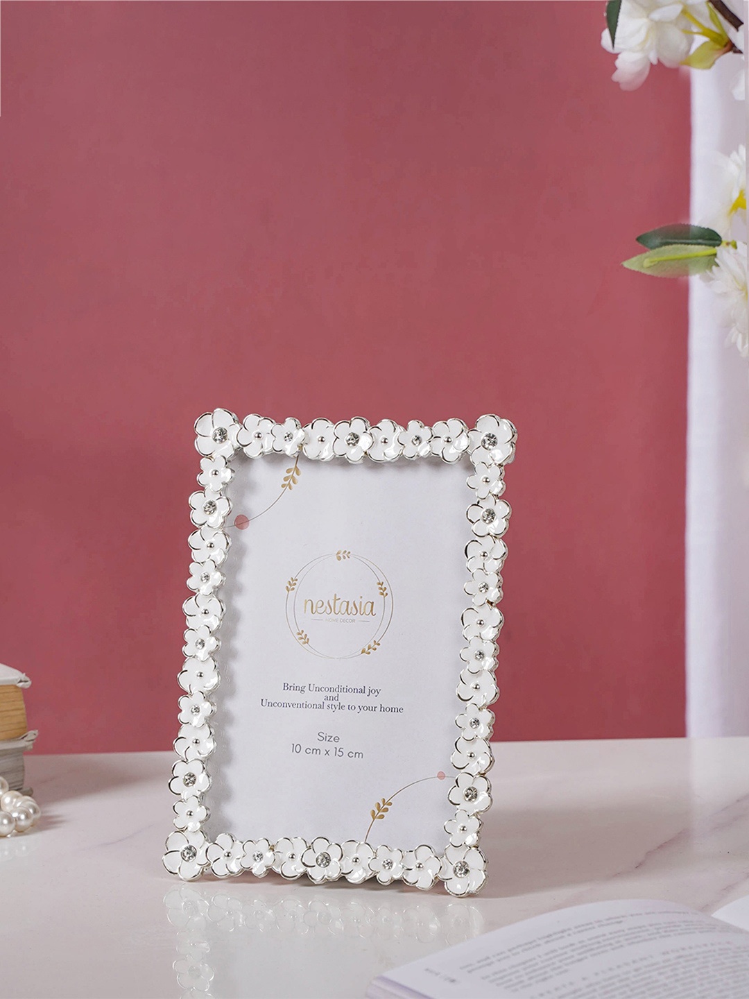 

Nestasia White Wreath Table Photo Frame