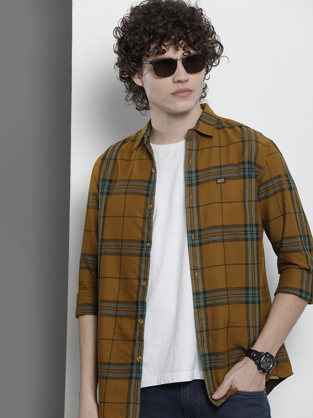 

The Indian Garage Co Men Checked Casual Shirt, Beige