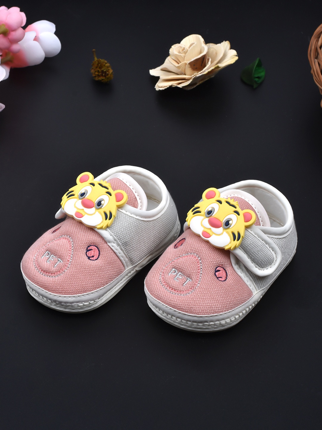 

FOOTPRINTS Kids Lion King Printed Slip-On Sneakers, Peach