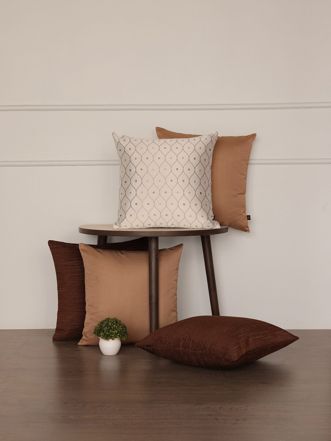 

GM White & Brown Set of 5 Geometric Square Cushion Covers