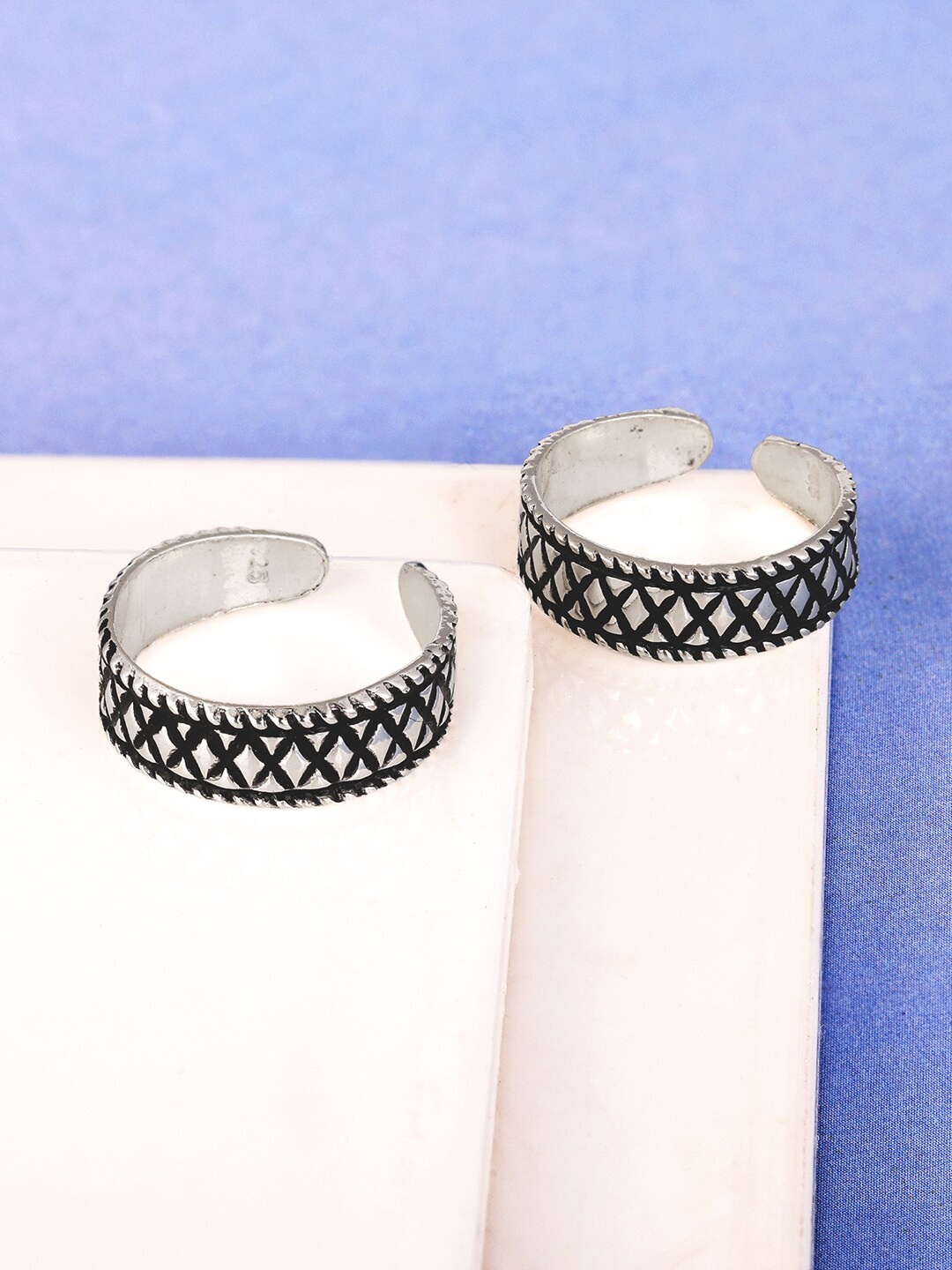 

GIVA 925 Sterling Silver Textured Oxidized Ring