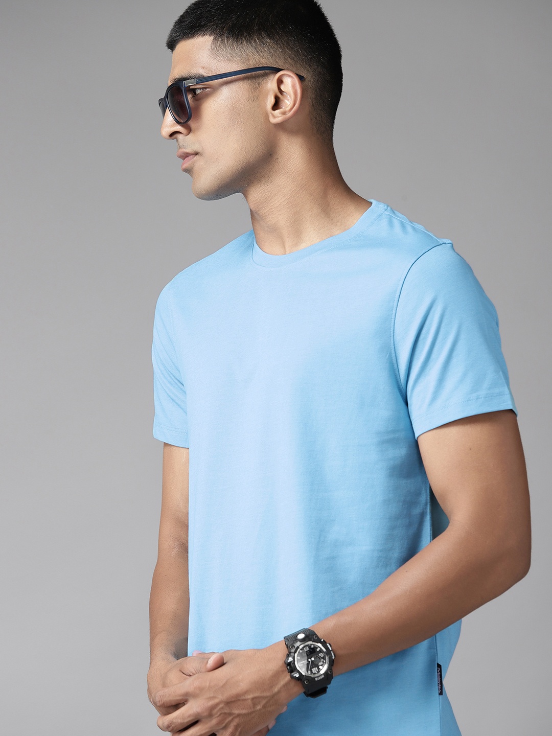 

The Roadster Lifestyle Co. Solid Regular Fit T-shirt, Blue