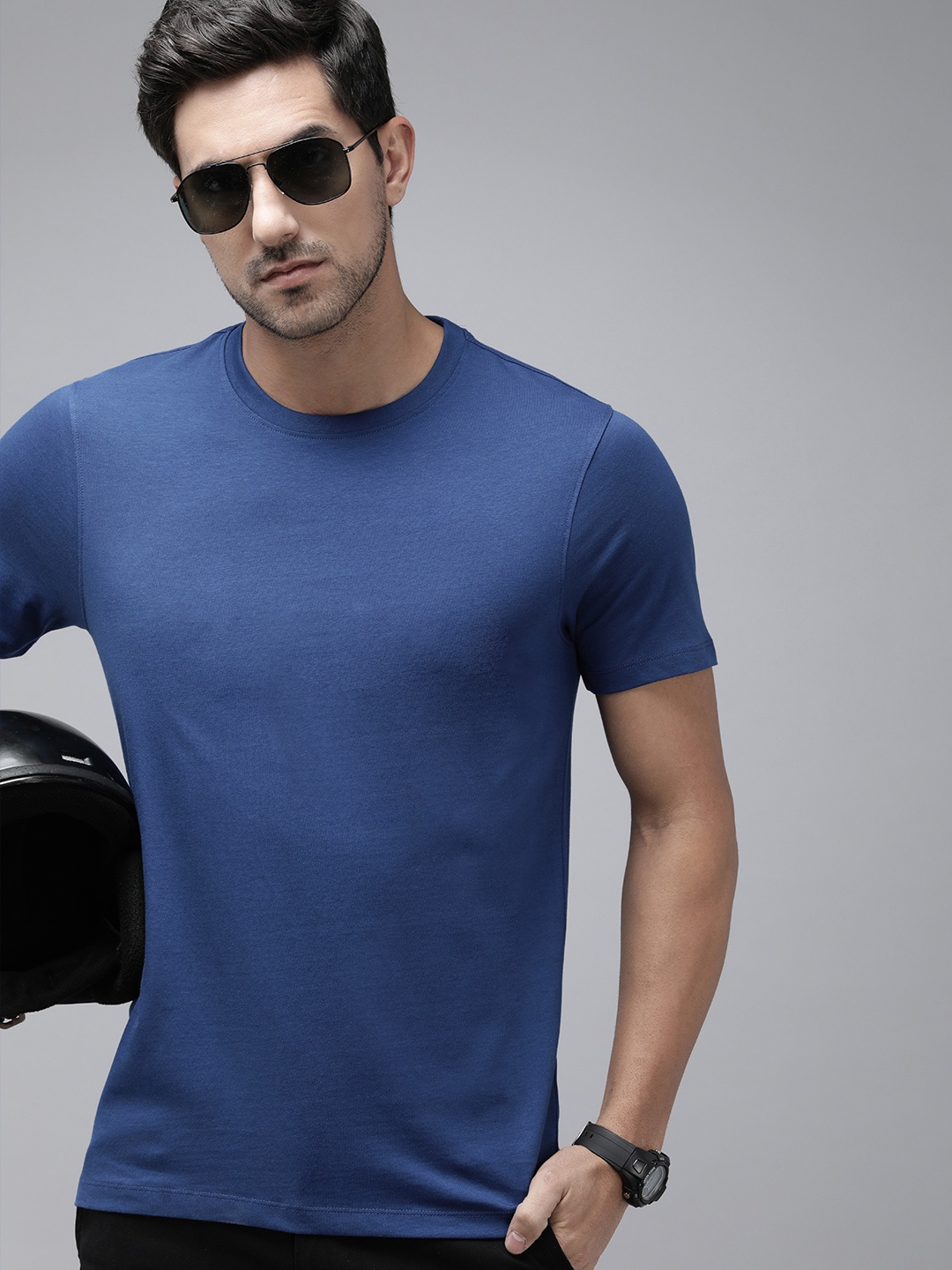 

The Roadster Lifestyle Co. Men Pure Cotton Solid Round Neck T-shirt, Blue