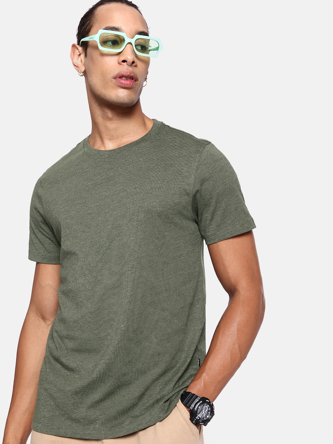 

The Roadster Lifestyle Co. Men Solid Round Neck Short Sleeves T-shirt, Olive