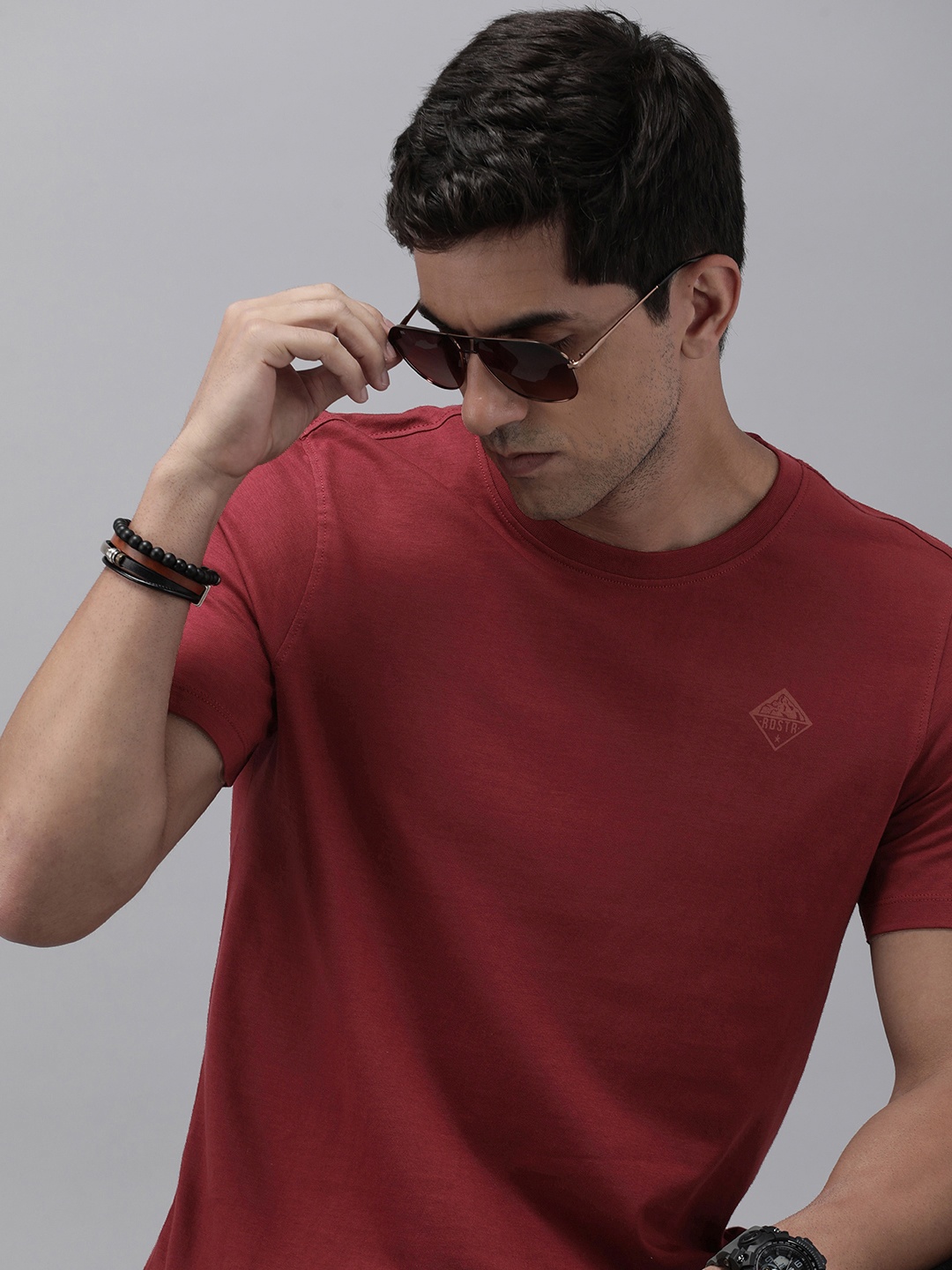 

The Roadster Lifestyle Co. Men Pure Cotton Solid Round Neck T-shirt, Maroon