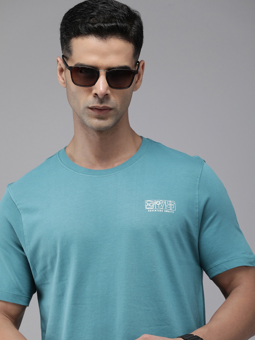 

The Roadster Lifestyle Co. Men Pure Cotton Solid T-shirt With Brand Logo Detail, Blue