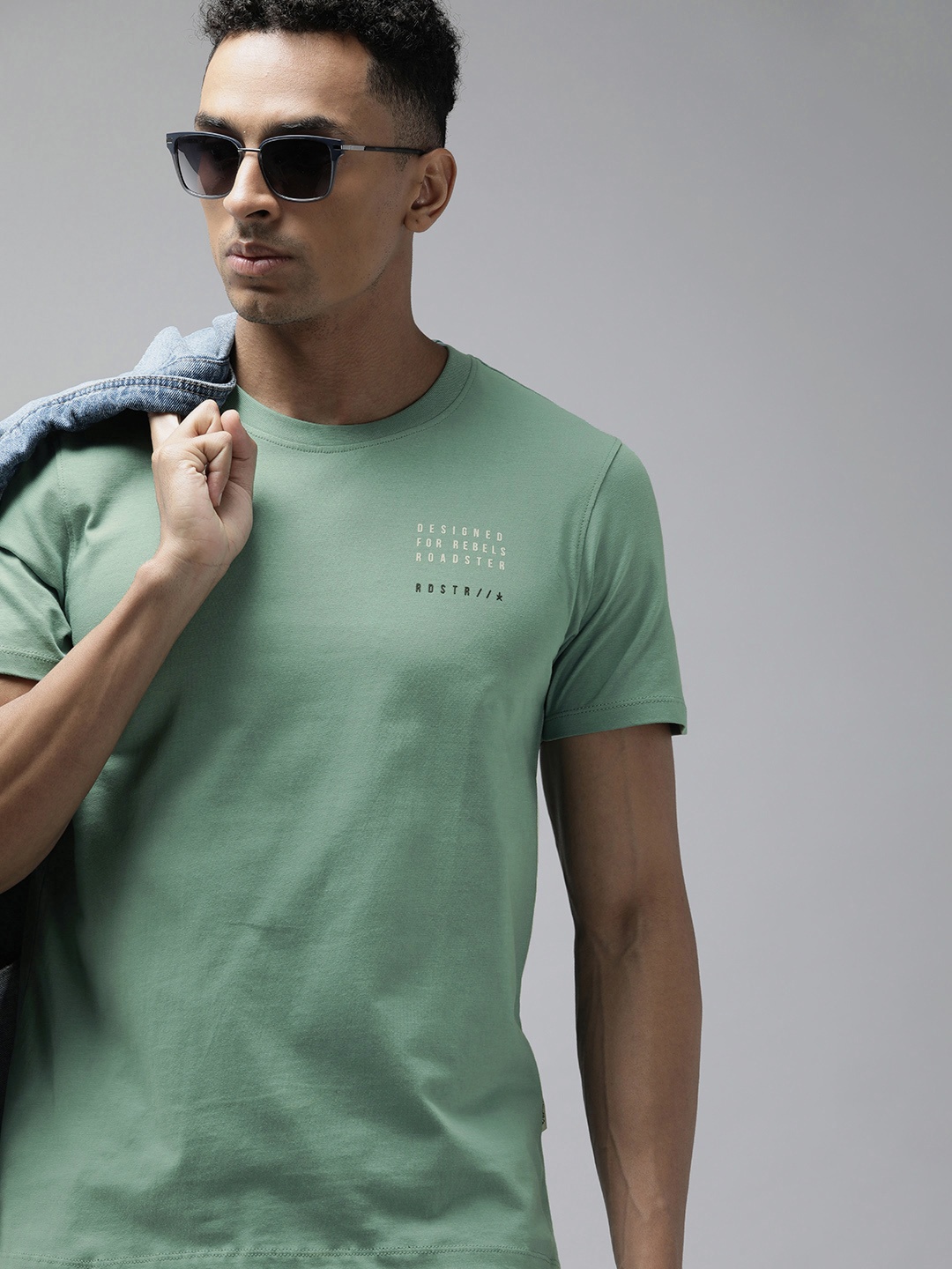 

The Roadster Lifestyle Co. Men Pure Cotton Solid Round Neck T-shirt, Sea green