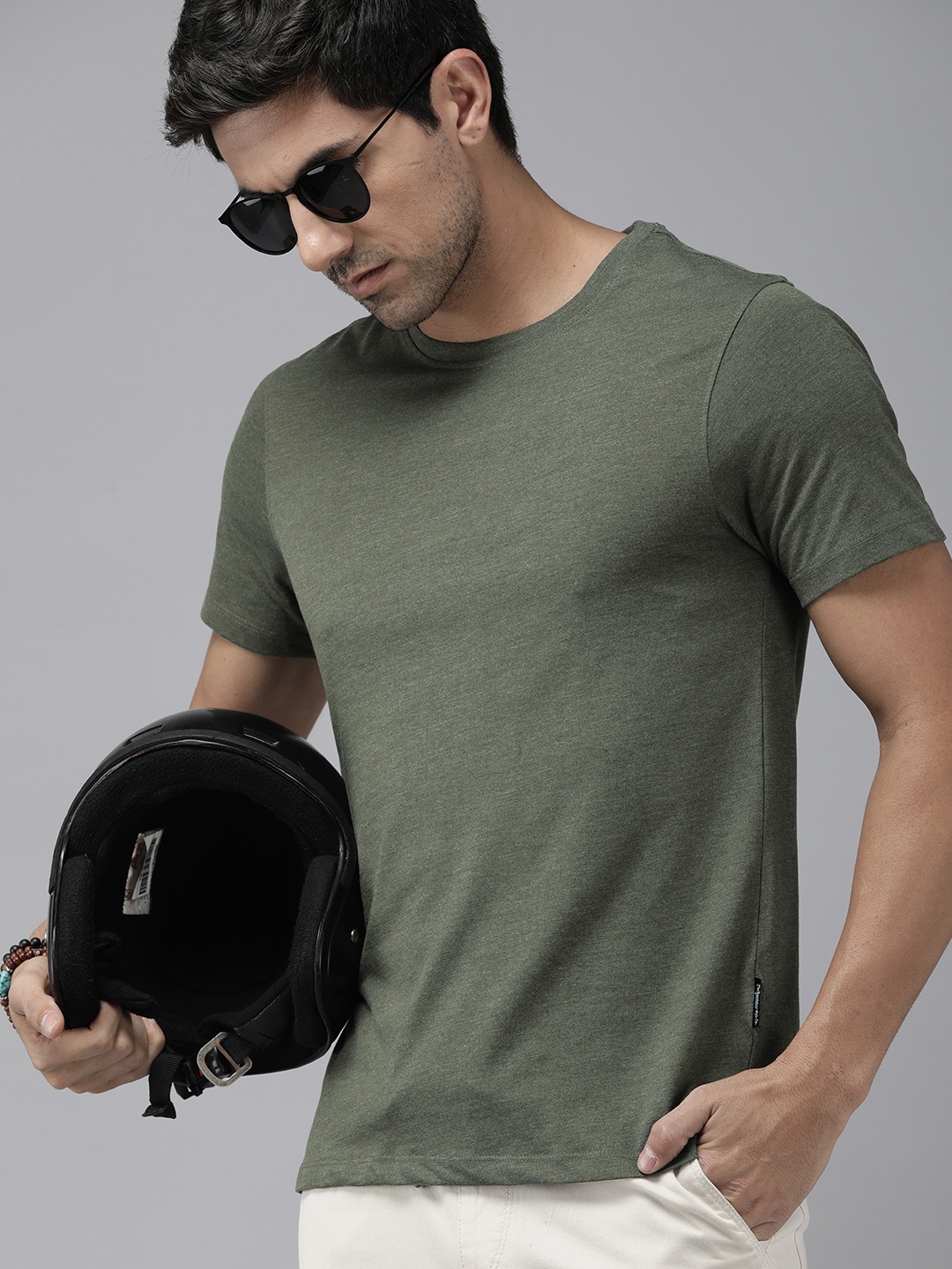 

The Roadster Lifestyle Co. Men Solid Round Neck Casual T-shirt, Olive