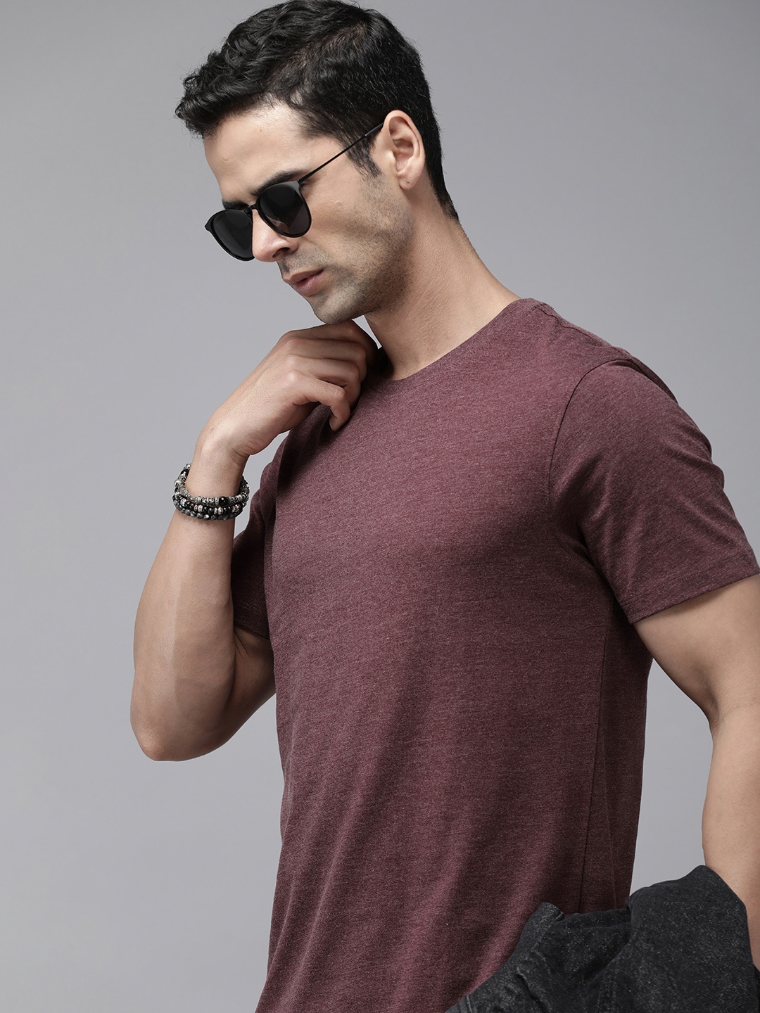 

The Roadster Lifestyle Co. Men Solid Round Neck Short Sleeves T-shirt, Maroon