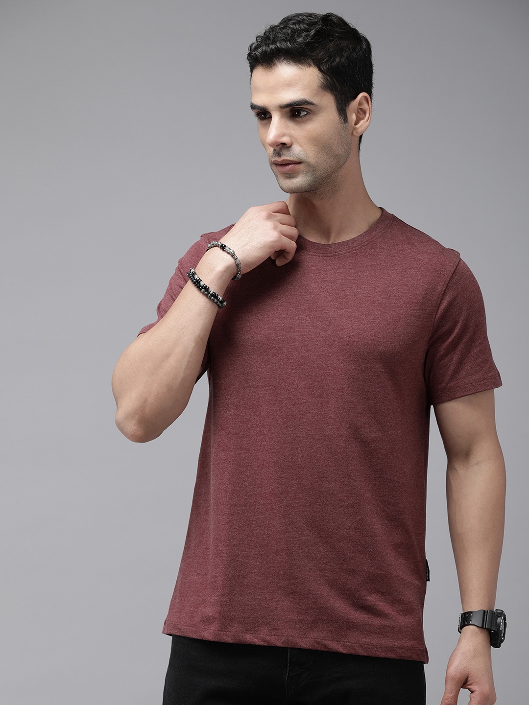 

The Roadster Lifestyle Co. Men Solid Round Neck Short Sleeves T-shirt, Maroon