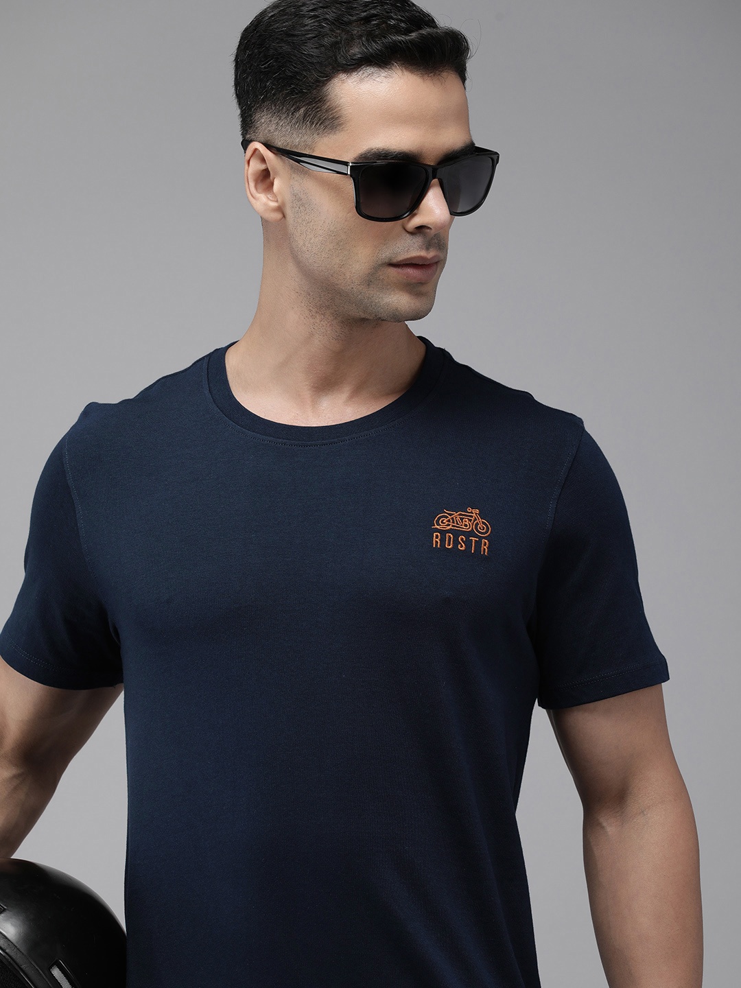 

The Roadster Lifestyle Co. Men Pure Cotton Solid Casual T-shirt With Brand Logo Detail, Navy blue