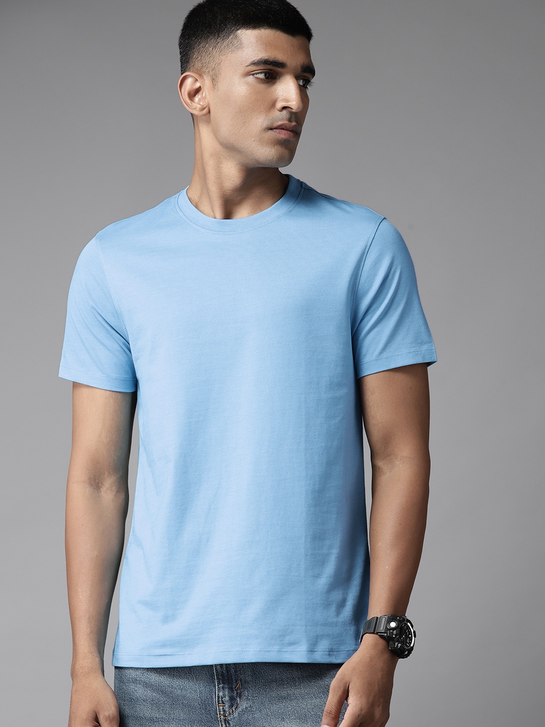 

The Roadster Lifestyle Co. Solid Regular Fit T-shirt, Blue