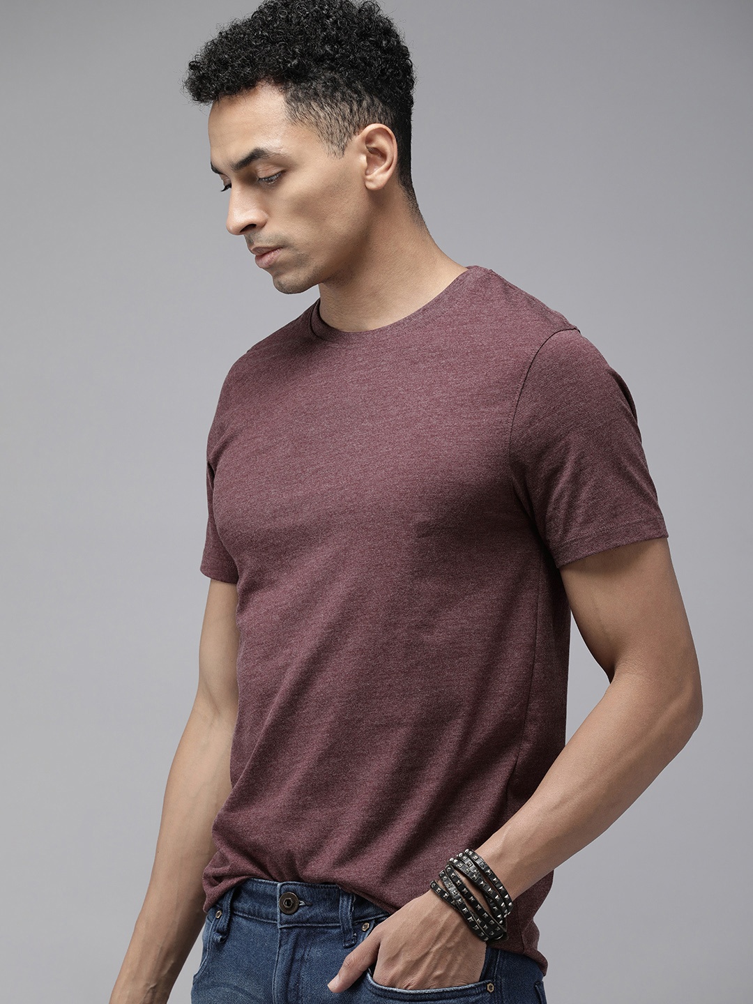 

The Roadster Lifestyle Co. Men Solid Round Neck Short Sleeves T-shirt, Maroon