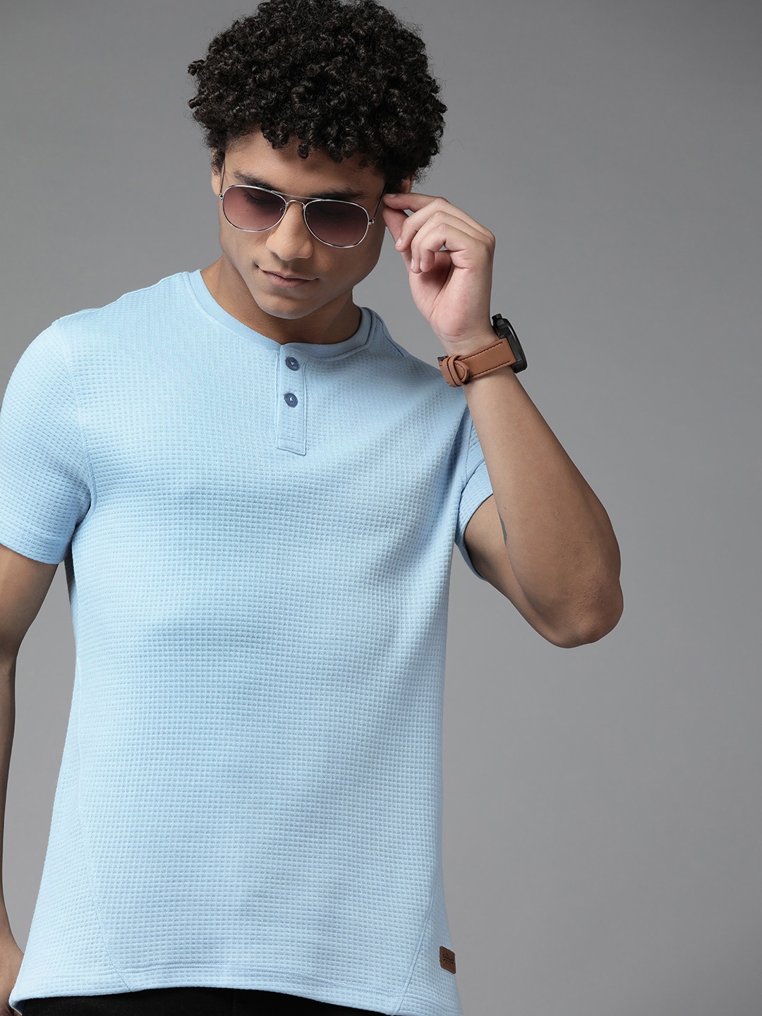 

The Roadster Lifestyle Co. Men Solid Mandarin Collar T-shirt, Blue