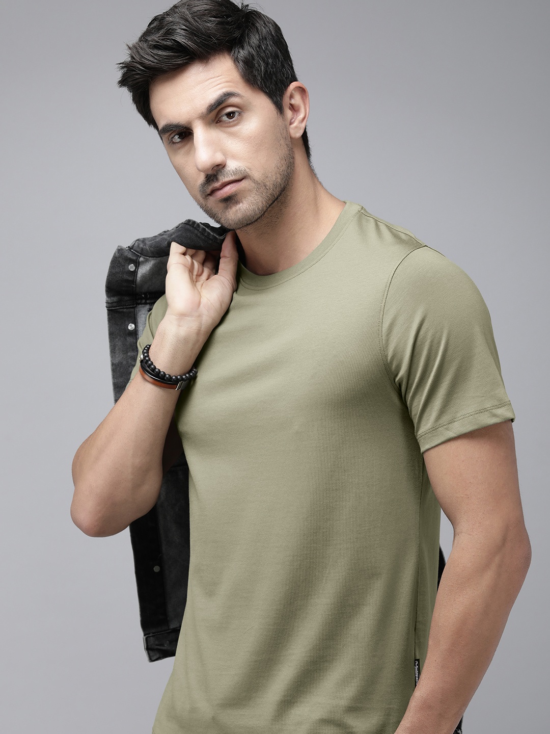 

The Roadster Lifestyle Co. Men Pure Cotton Solid Round Neck T-shirt, Olive
