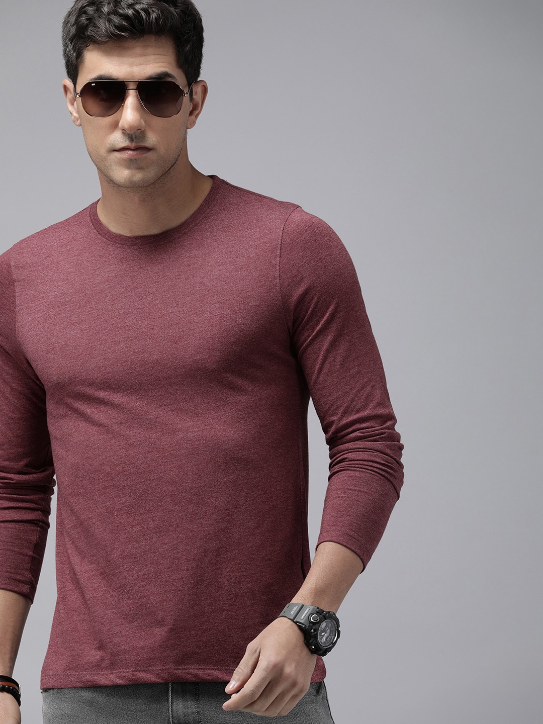 

The Roadster Lifestyle Co. Men Solid Round Neck T-shirt, Maroon