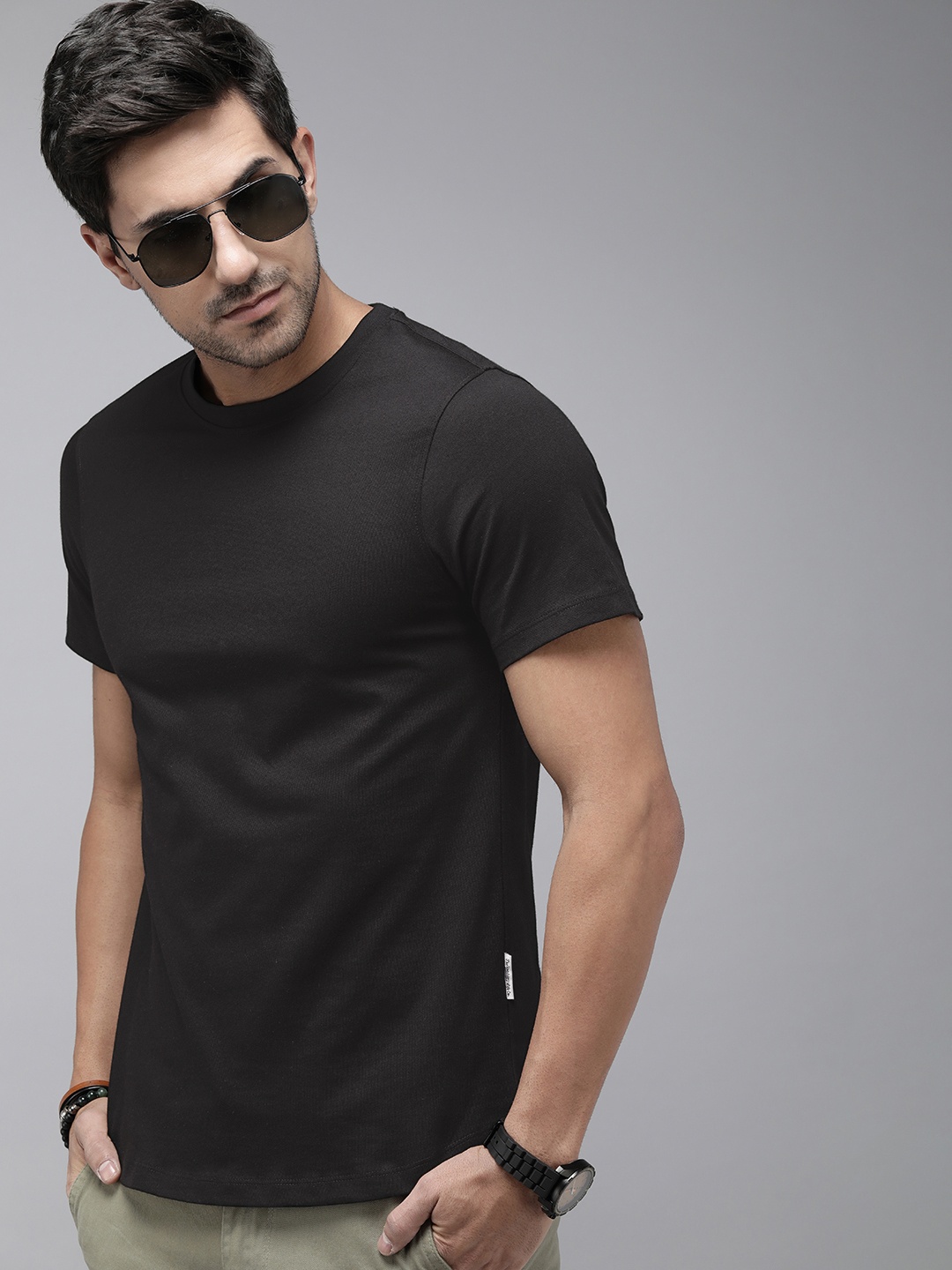 

The Roadster Lifestyle Co. Men Pure Cotton Solid Round Neck T-shirt, Black