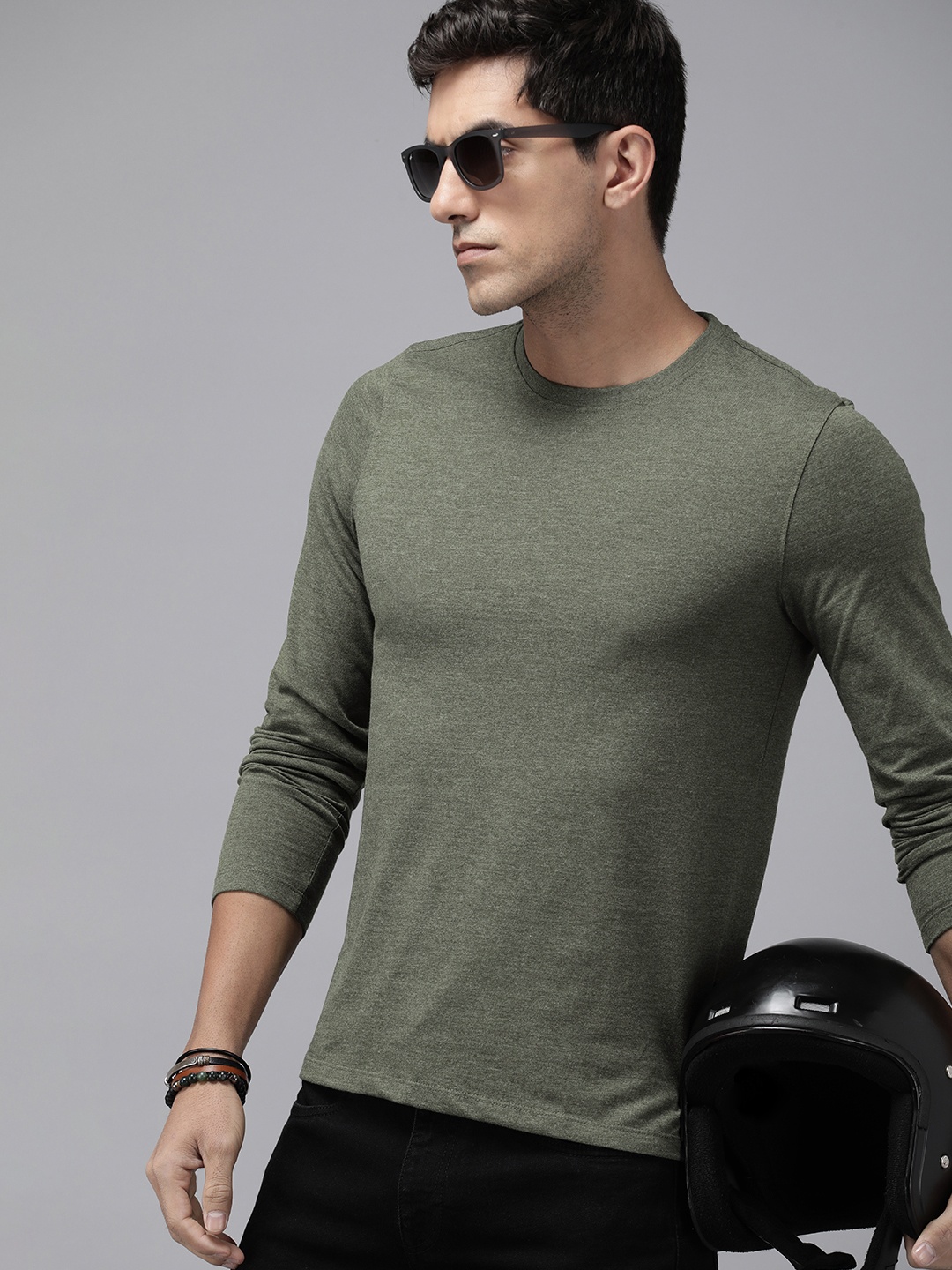 

The Roadster Lifestyle Co. Men Solid Round Neck T-shirt, Olive