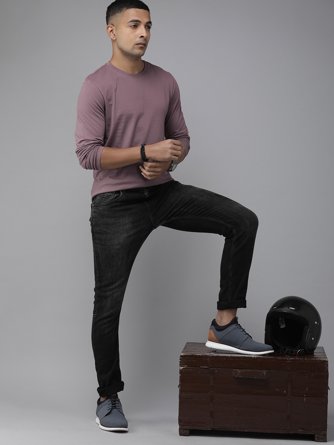 

The Roadster Lifestyle Co. Men Pure Cotton Solid Long Sleeves T-shirt, Mauve