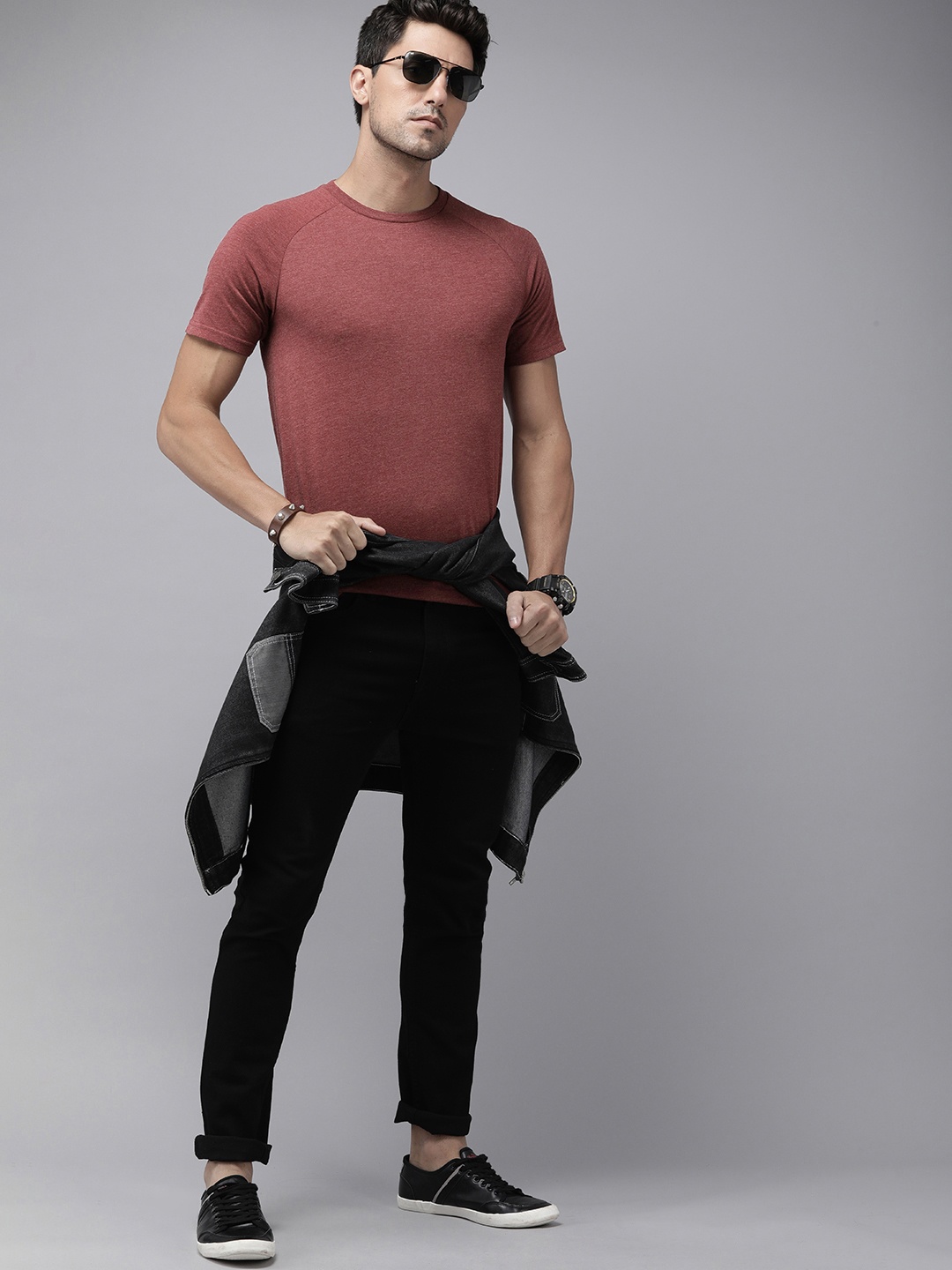 

The Roadster Lifestyle Co. Men Solid Round Neck T-shirt, Maroon
