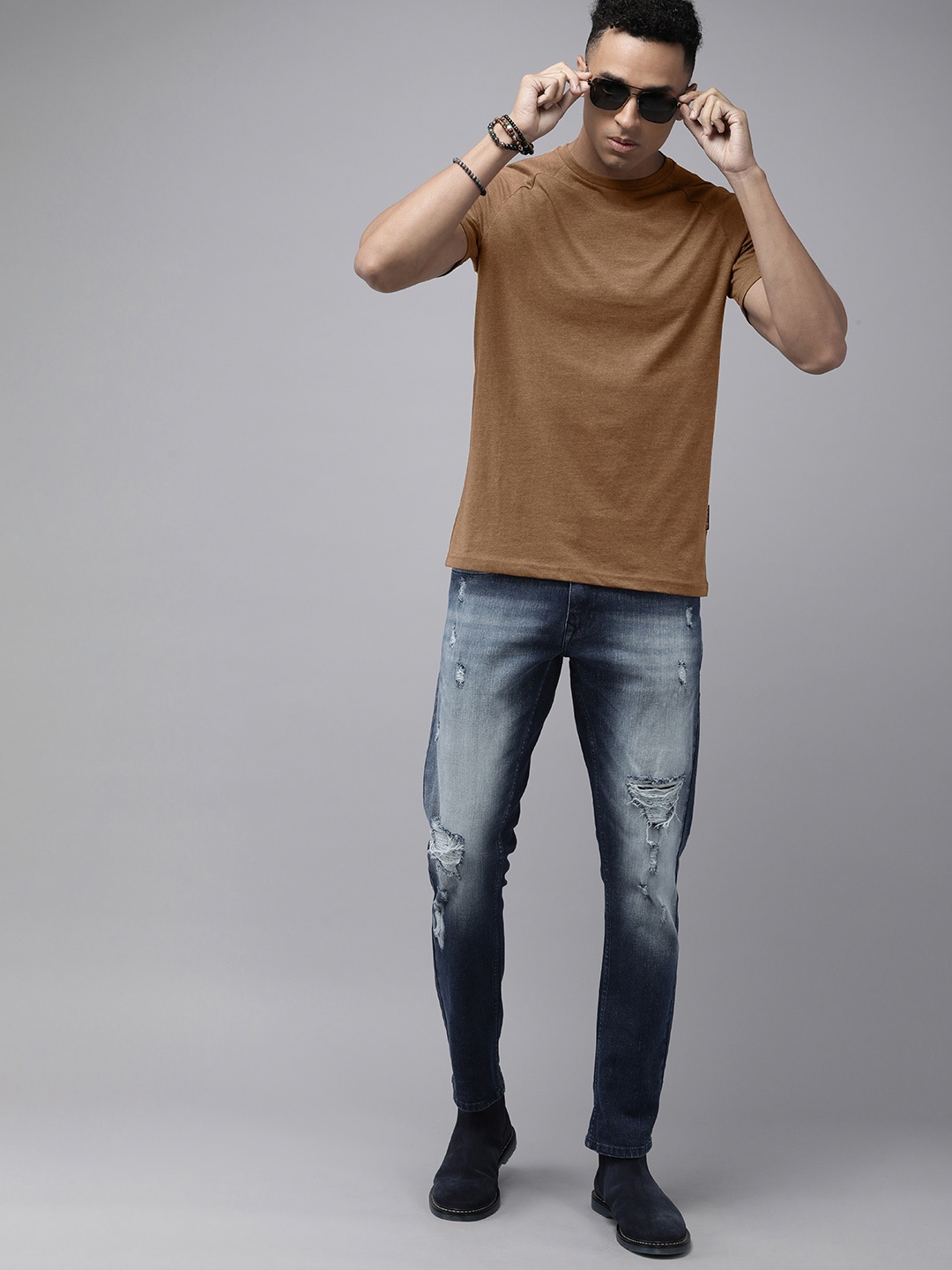 

The Roadster Lifestyle Co. Men Solid Round Neck T-shirt, Brown