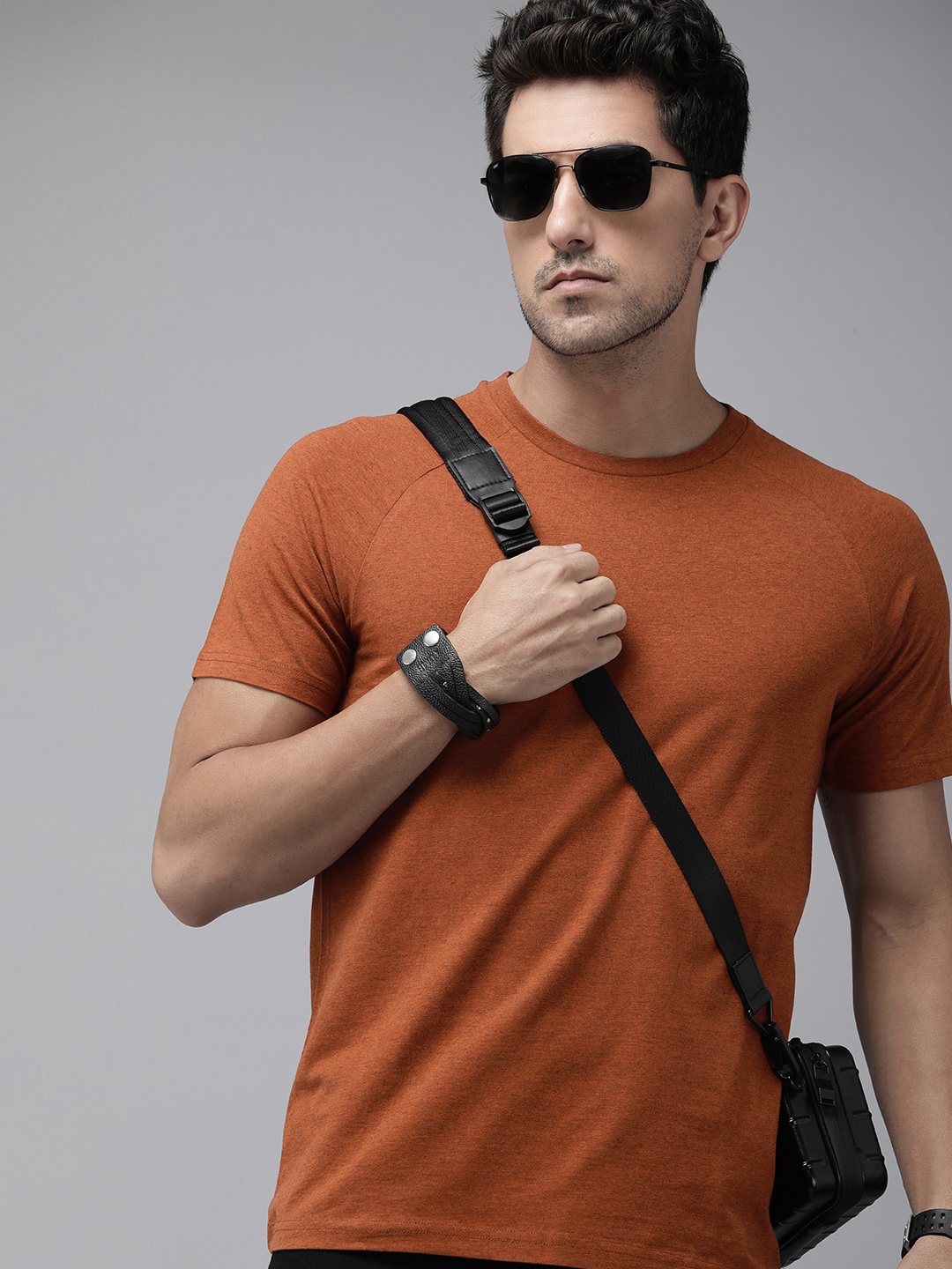 

The Roadster Lifestyle Co. Men Solid Round Neck T-shirt, Rust