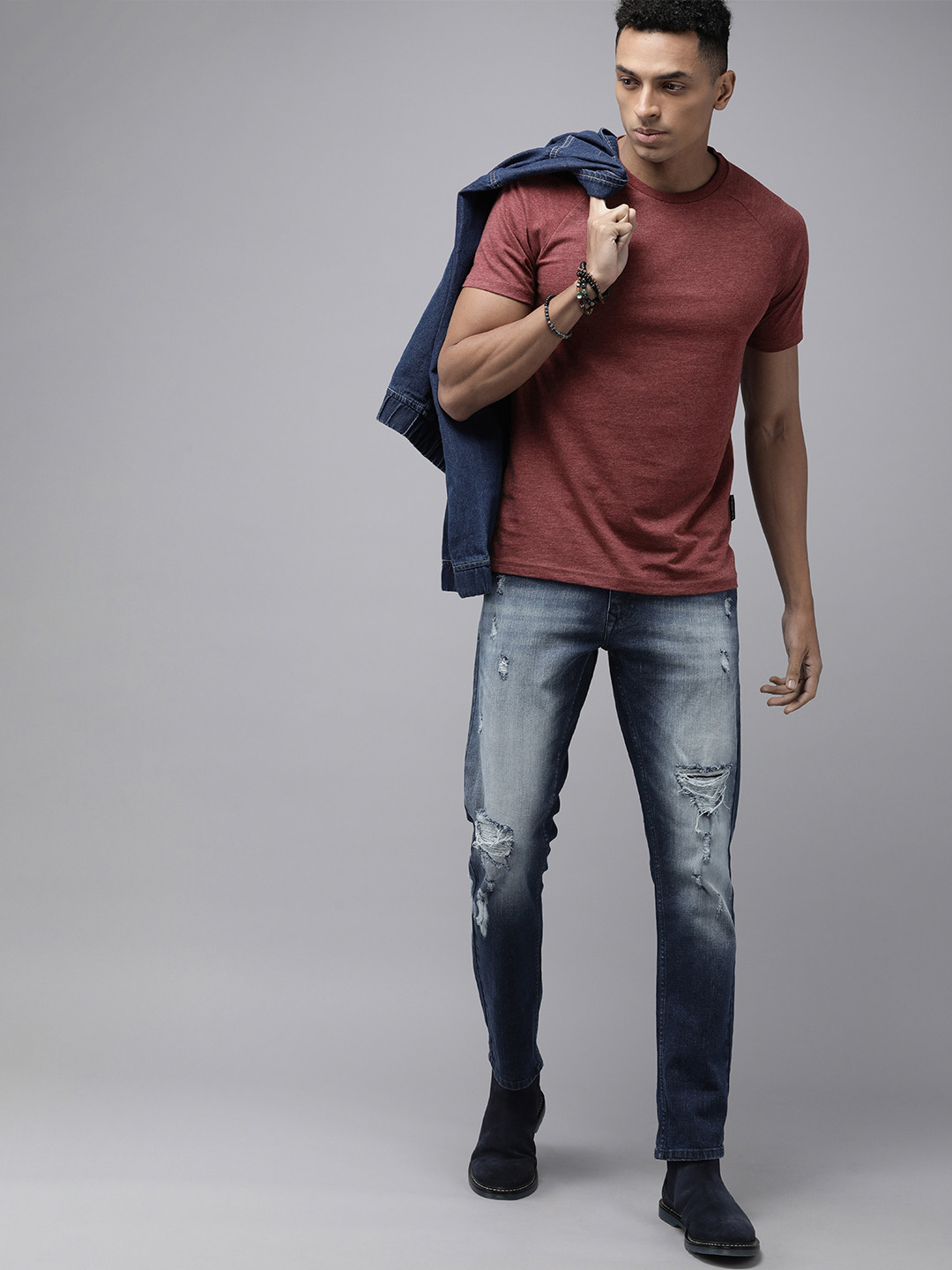 

The Roadster Lifestyle Co. Men Solid Round Neck T-shirt, Maroon