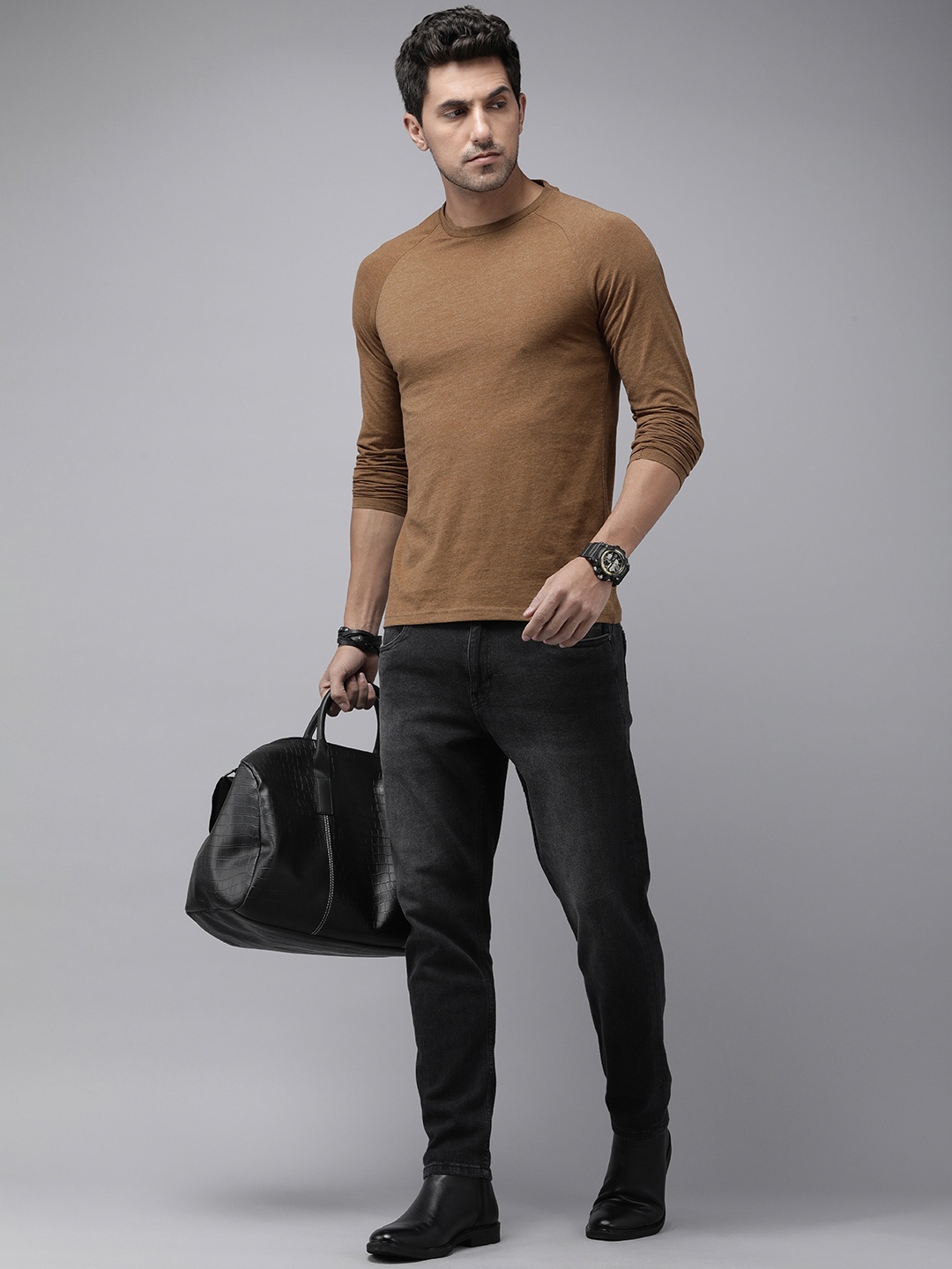 

The Roadster Lifestyle Co. Men Solid Round Neck T-shirt, Brown