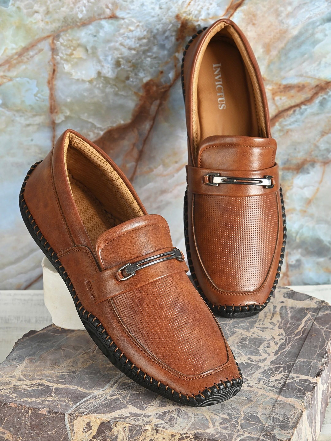 

INVICTUS Men Solid Loafers, Tan