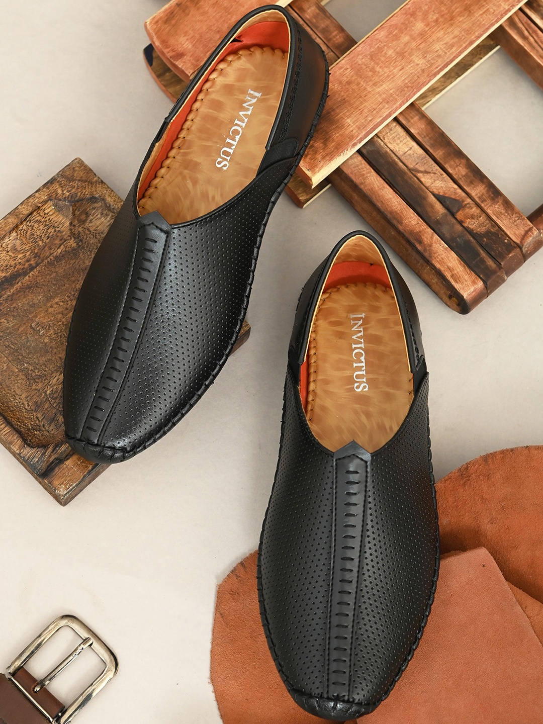 

INVICTUS Men Textured Mojaris, Black