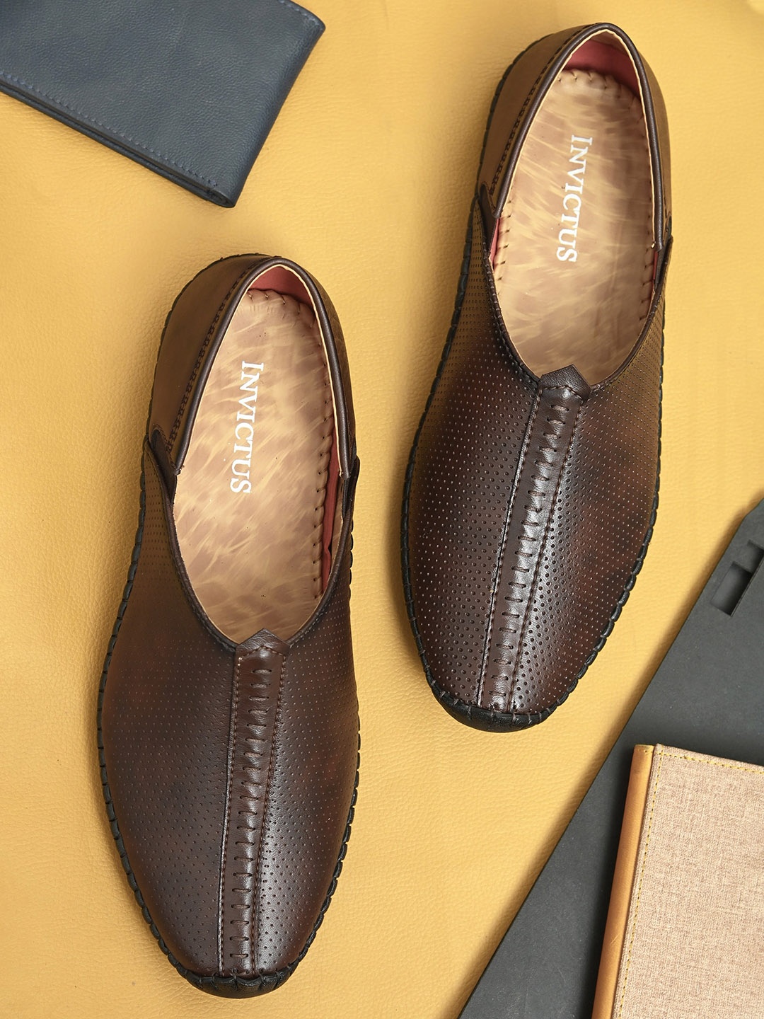 

INVICTUS Men Textured Mojaris, Brown