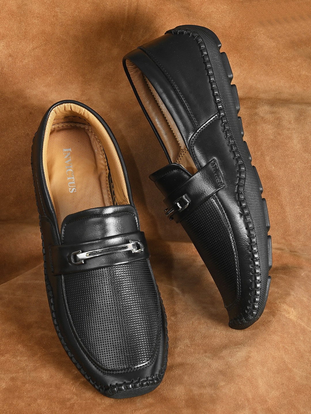 

INVICTUS Men Textured Loafers, Black