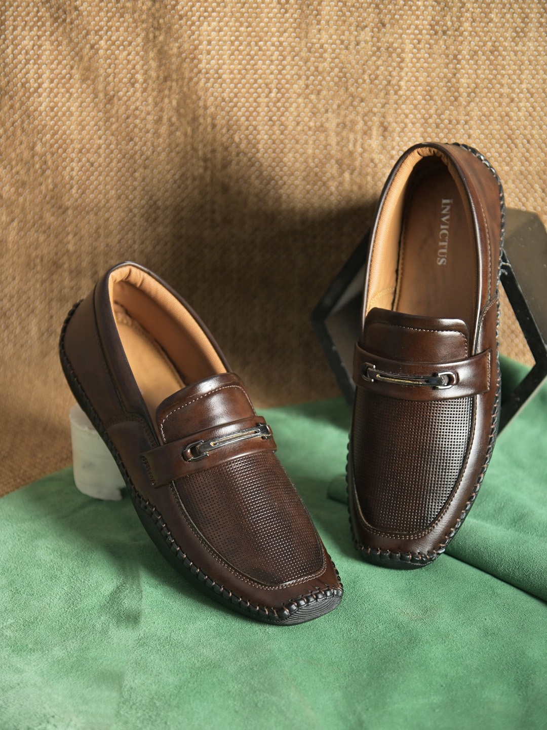 

INVICTUS Men Textured Loafers, Brown