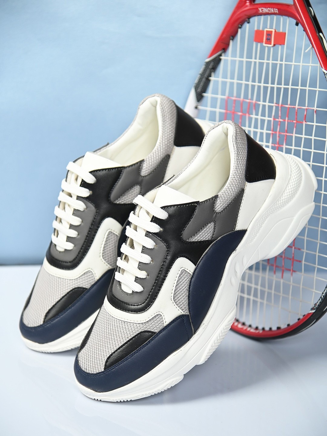 

Roadster Men Colourblocked Lightweight Sneakers, Off white