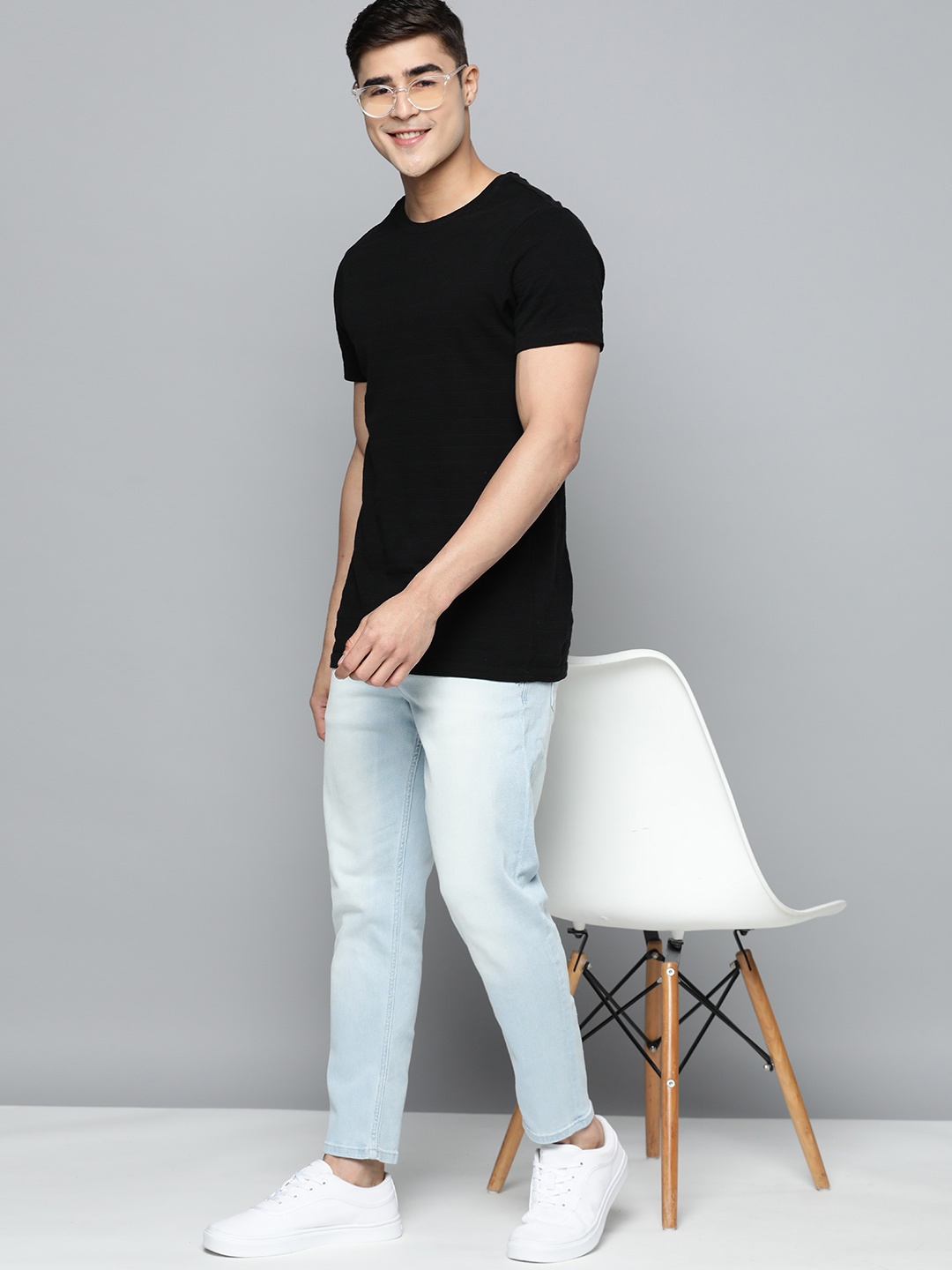 

Mast & Harbour Men Carrot-Fit Light Fade Stretchable Jeans, Blue