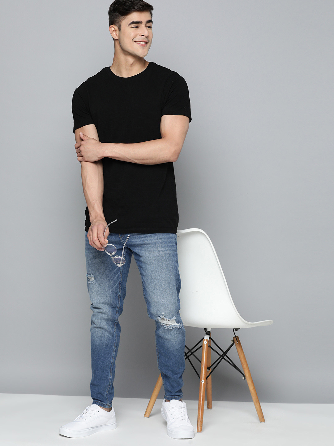 

Mast & Harbour Men Tapered Fit Mildly Distressed Light Fade Stretchable Jeans, Blue