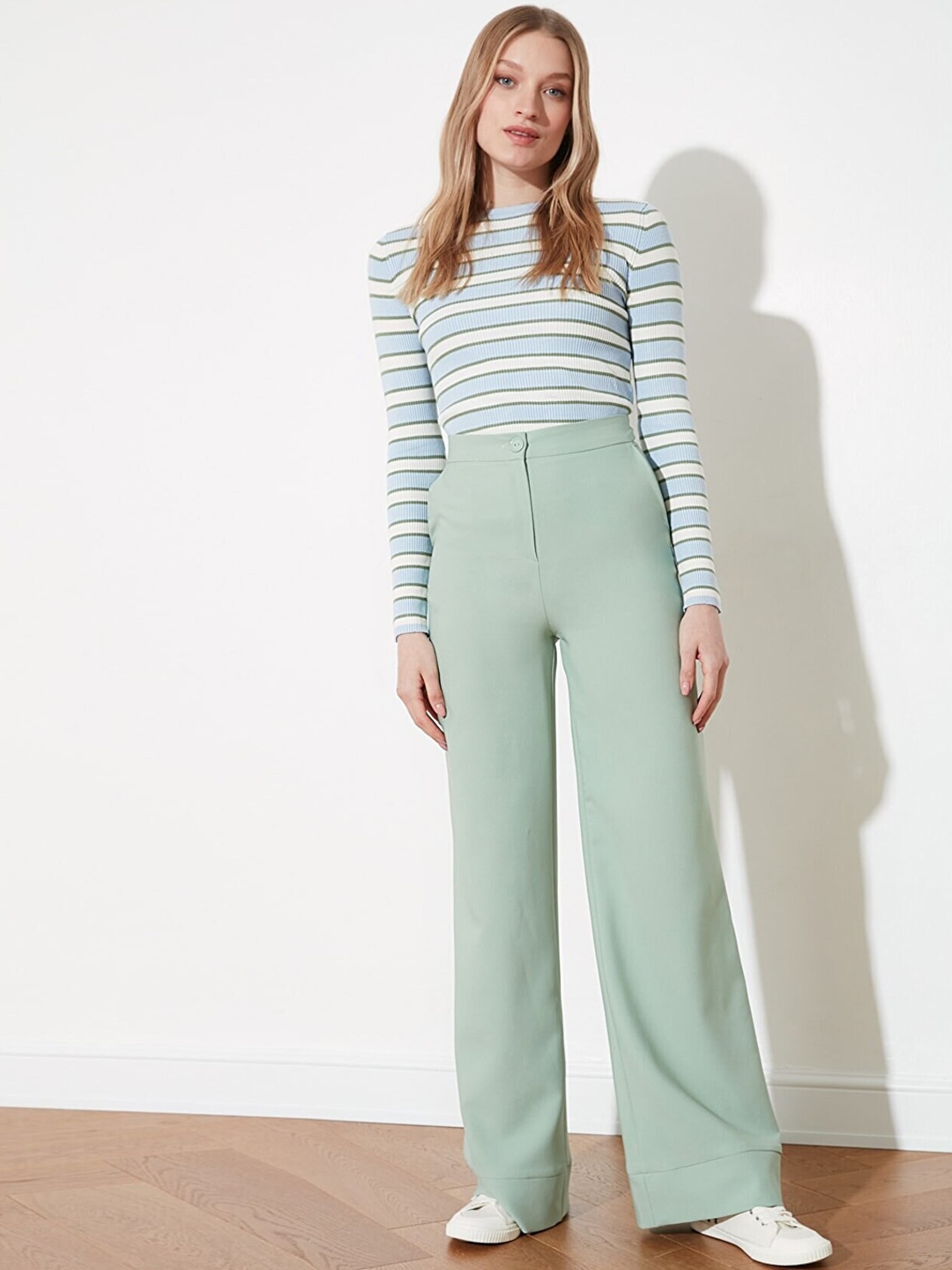 

Trendyol Women Solid Trousers, Green