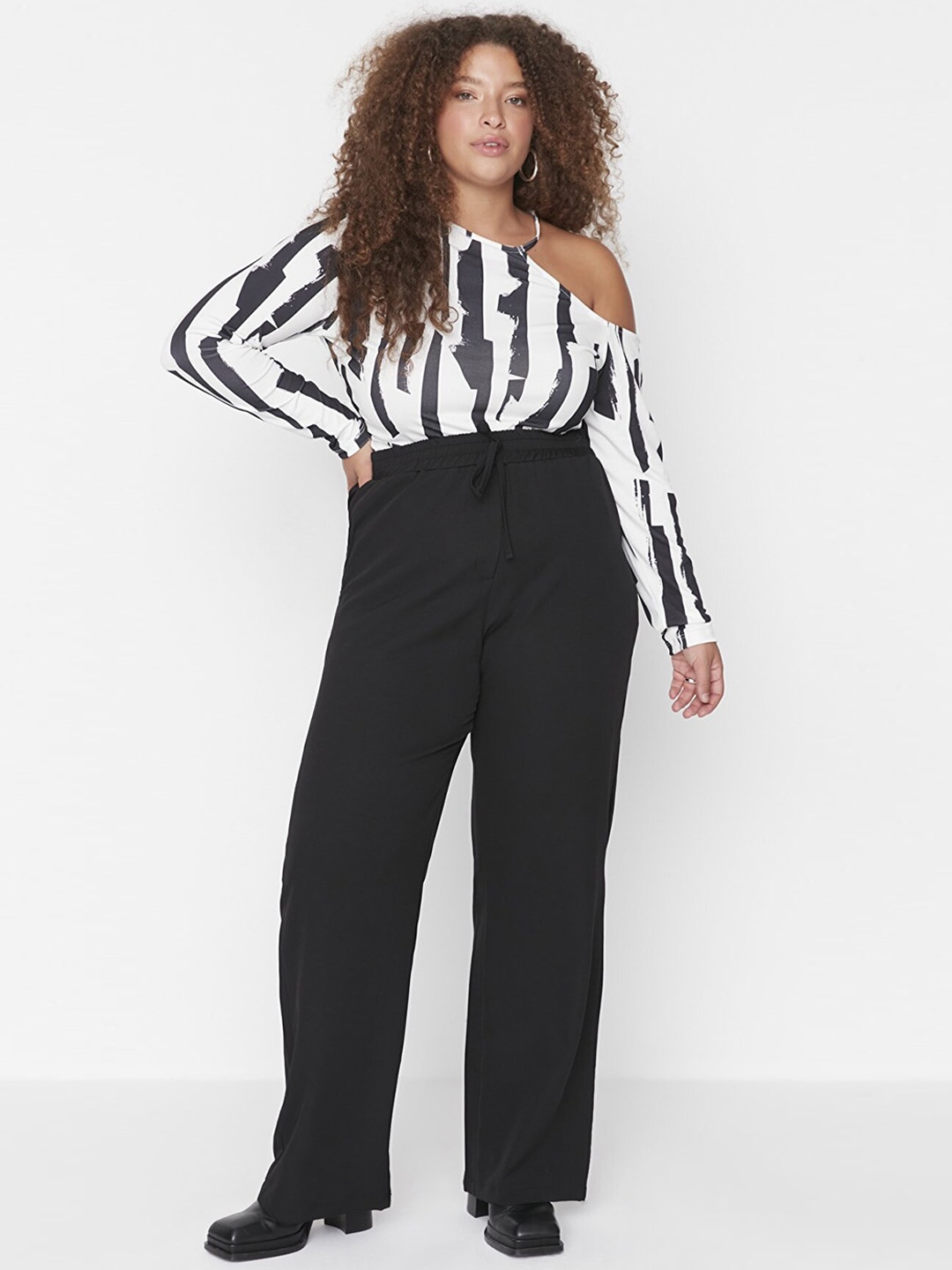 

Trendyol Women Solid Trousers, Black