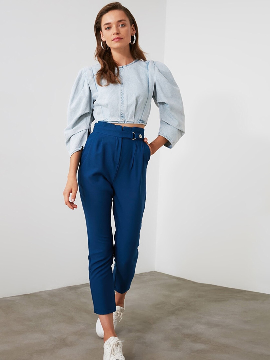 

Trendyol Women Solid Pleated Trousers, Navy blue
