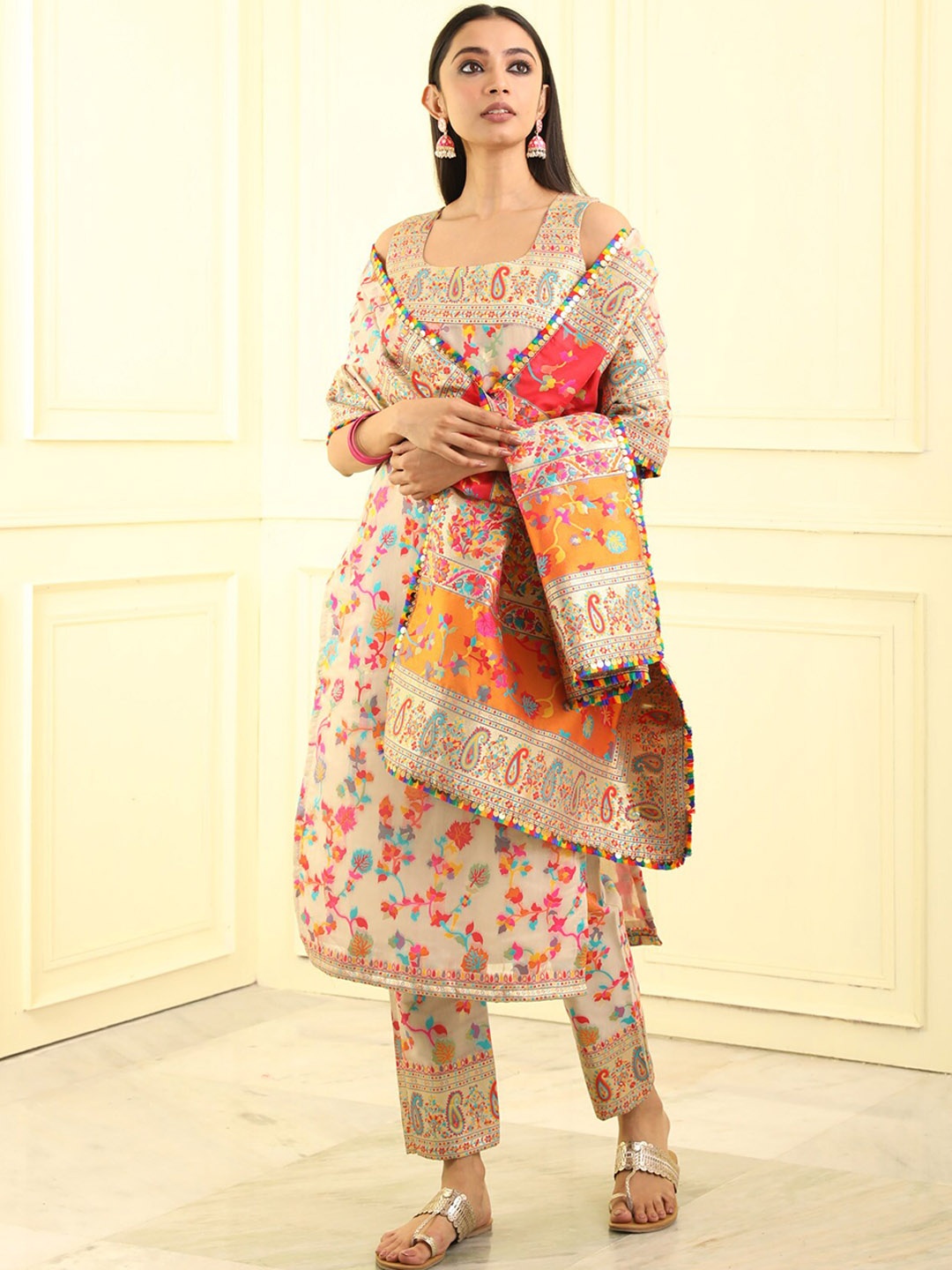 

BEATITUDE Women Floral Printed Kurta with Trousers & Dupatta, Beige