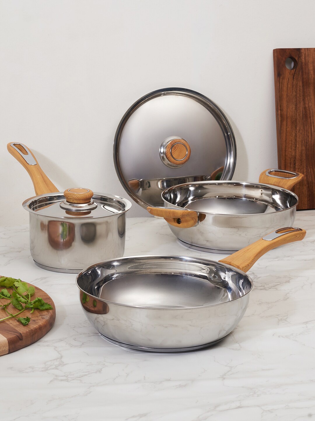 

HomeTown Sapphire 5 Pieces Silver-Toned Stainless Steel Cookware Set With Lid