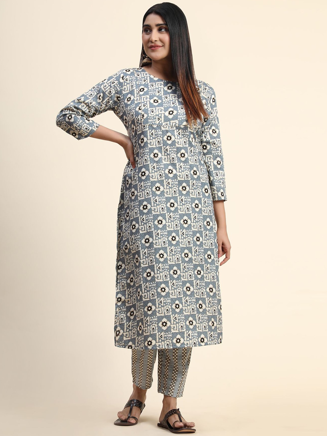 

KALINI Floral Printed Round Neck Kurta with Trousers, Grey